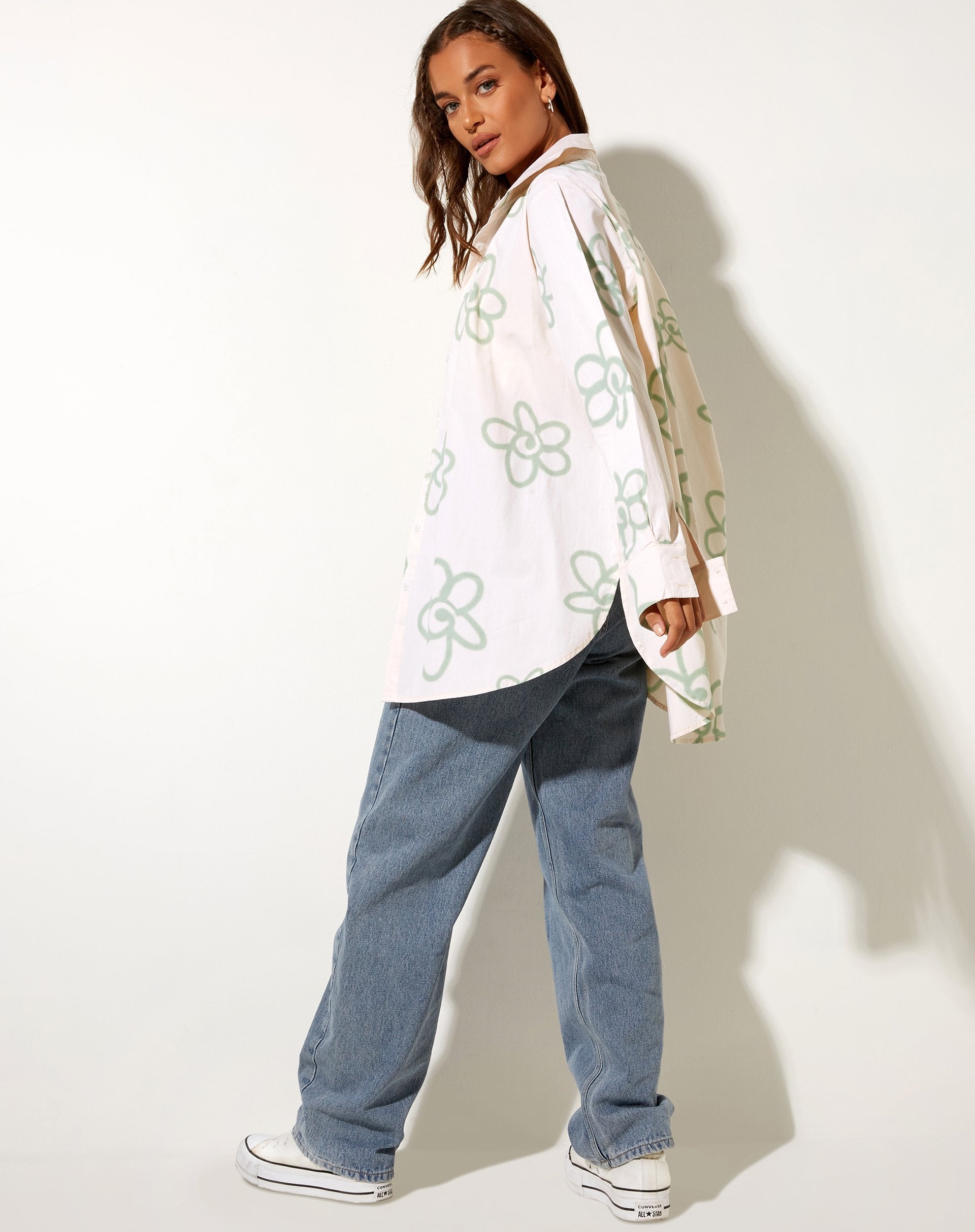 Bild von Gana Shirt in Weiß Graffiti Blume