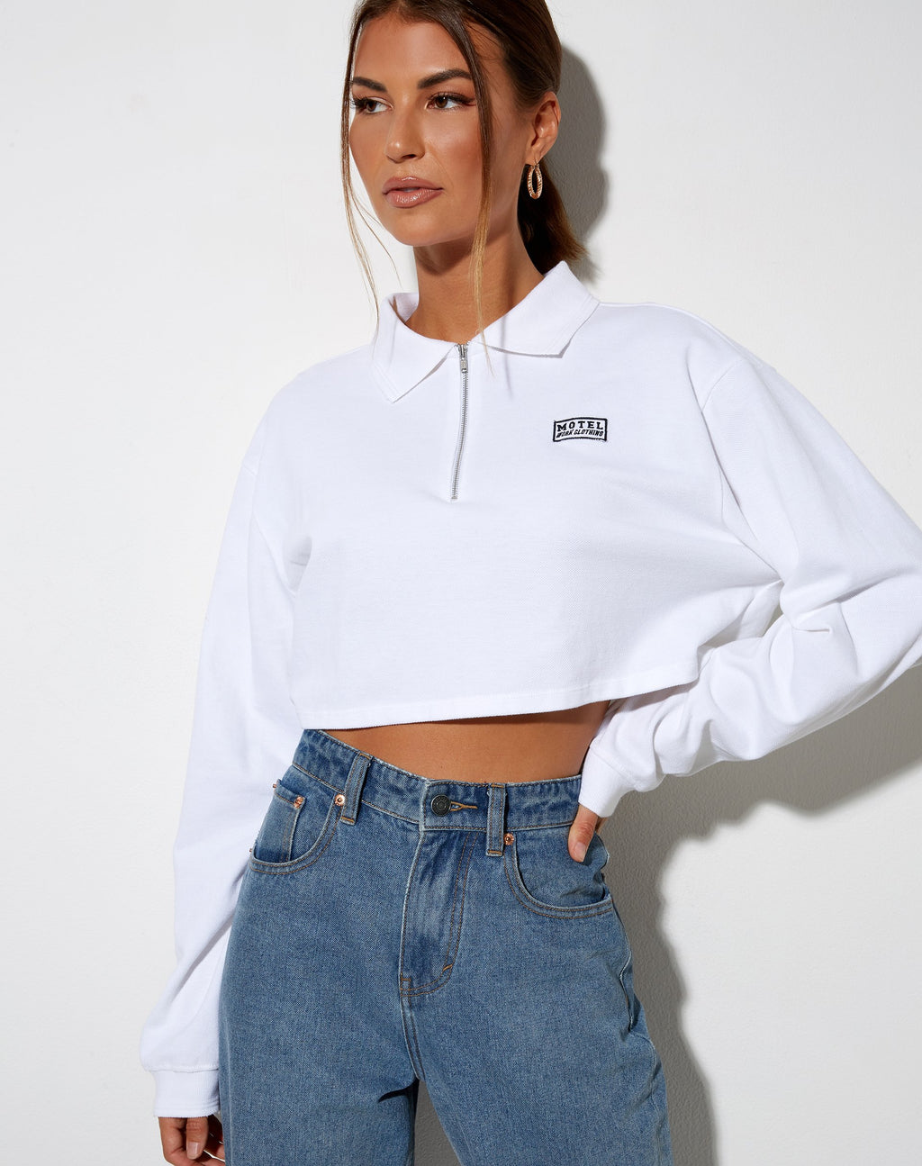 Gandi Crop Top in Weiß mit Motel Work Clothing Label