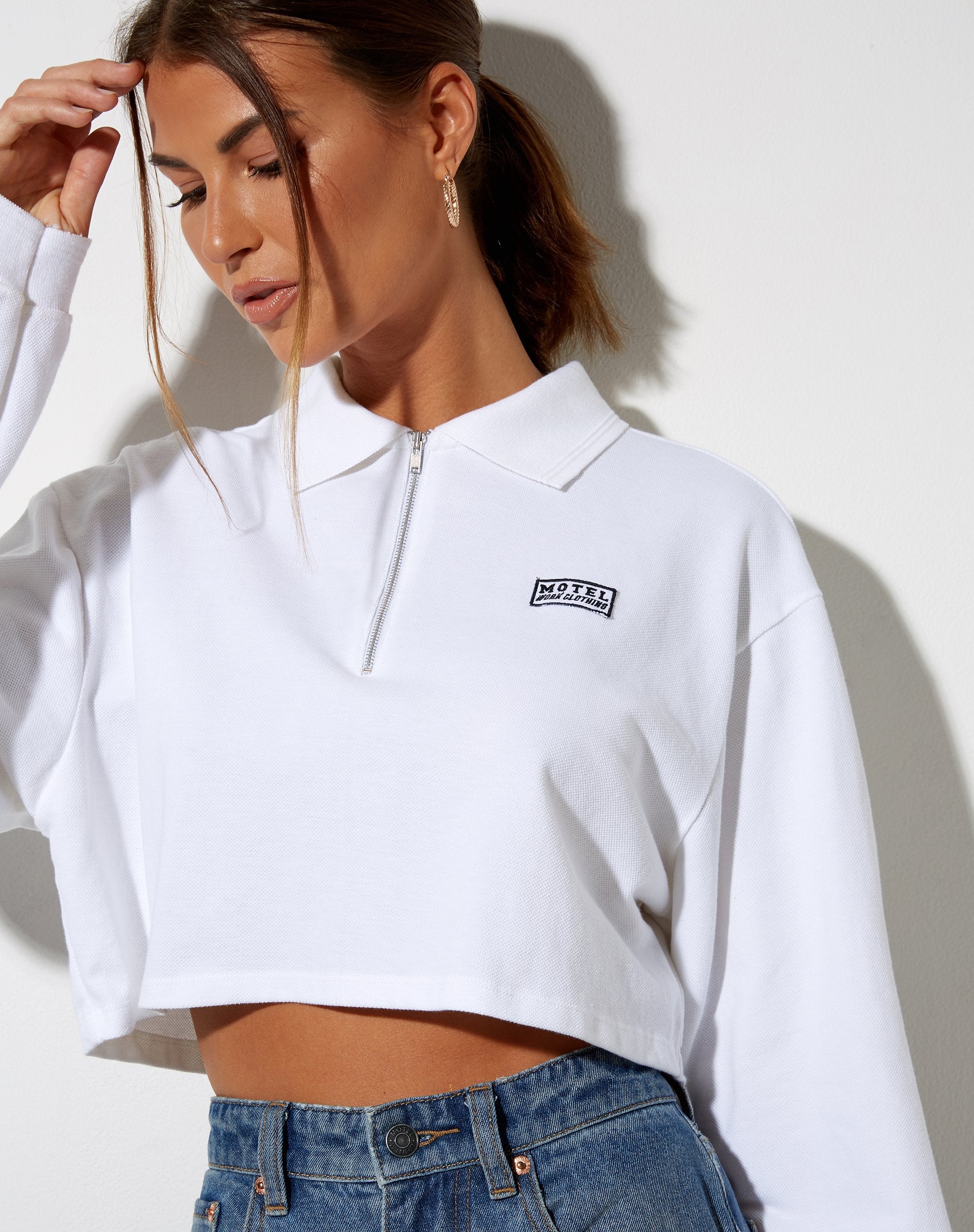 Bild von Gandi Crop Top in Weiß mit Motel Work Clothing Label