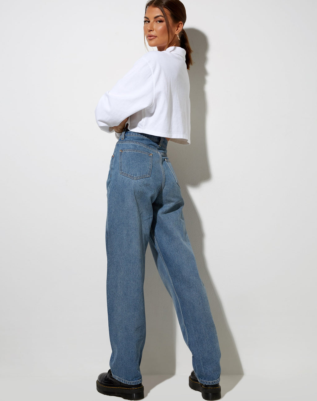 Gandi Crop Top in Weiß mit Motel Work Clothing Label