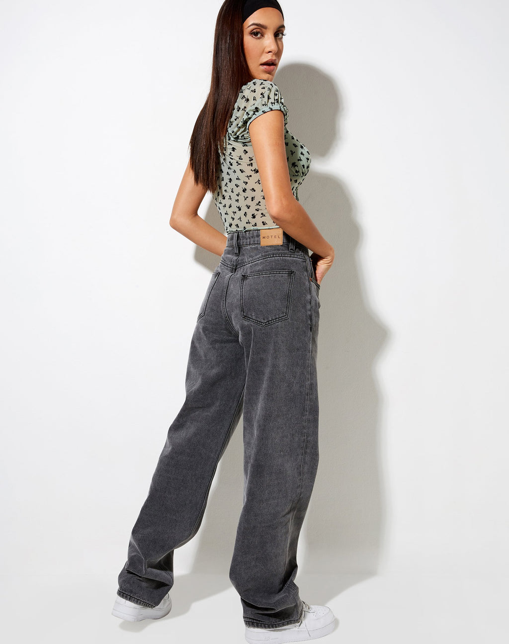 Ganika Crop Top in Salbei Blütenknospen Schwarz Flock