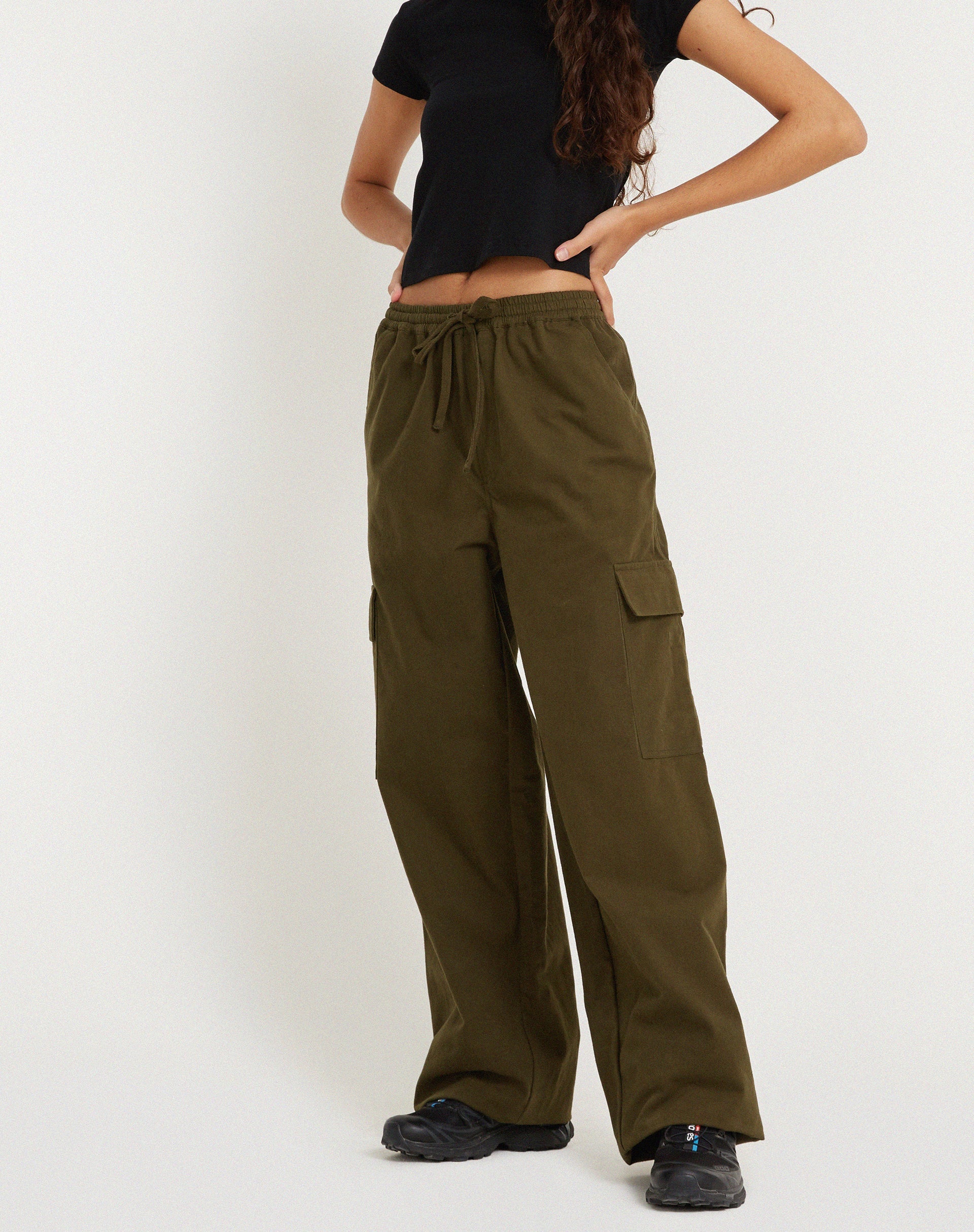 Abbildung der Geona Wide Leg Cargo Trouser in Dark Olive