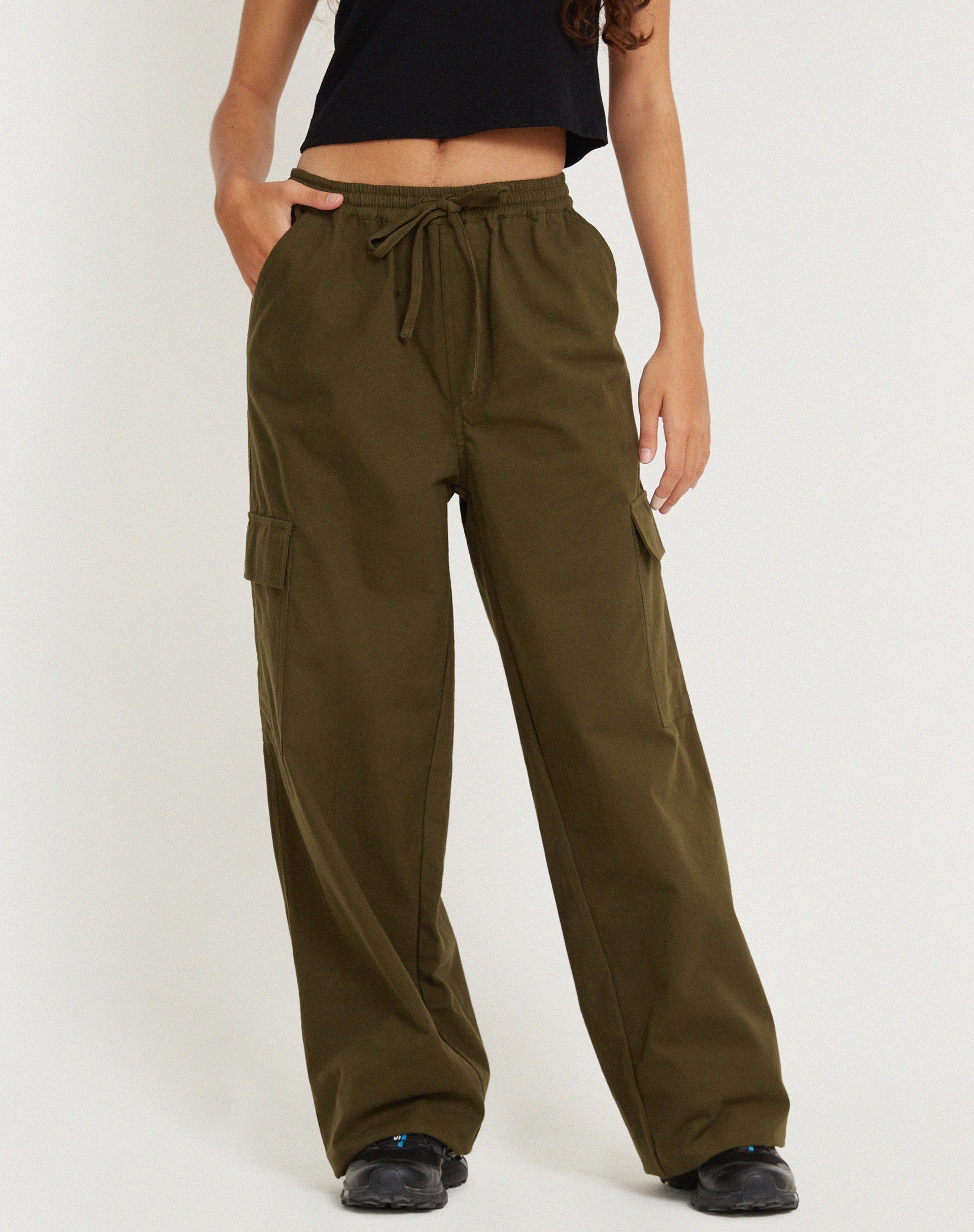 Abbildung der Geona Wide Leg Cargo Trouser in Dark Olive