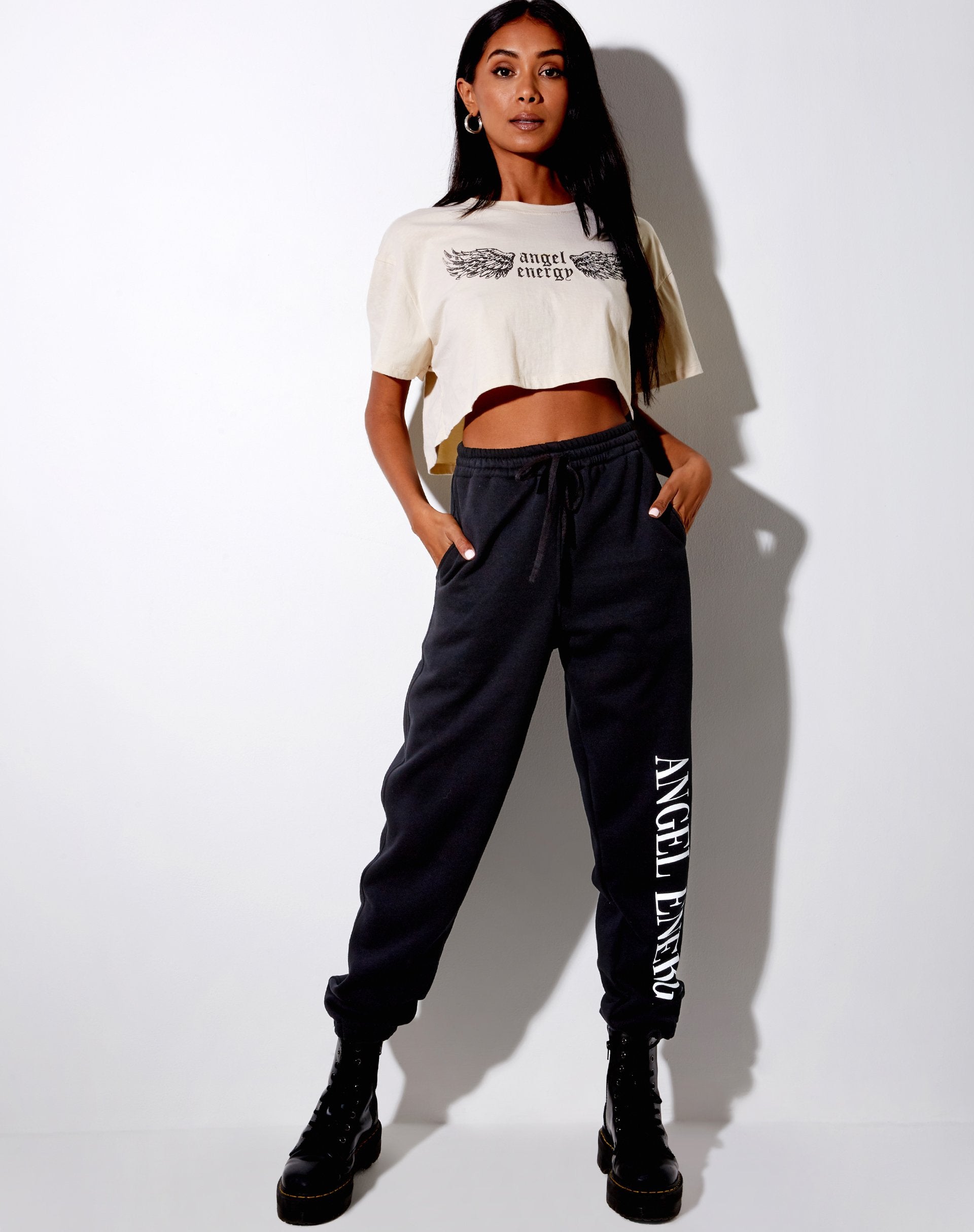Bild von Georgi Cropped Tee in Stone Angel Energy Wings