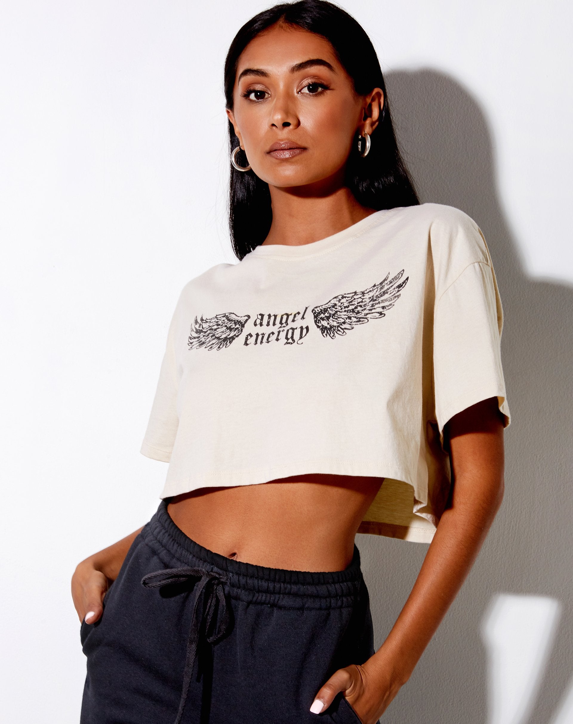 Bild von Georgi Cropped Tee in Stone Angel Energy Wings