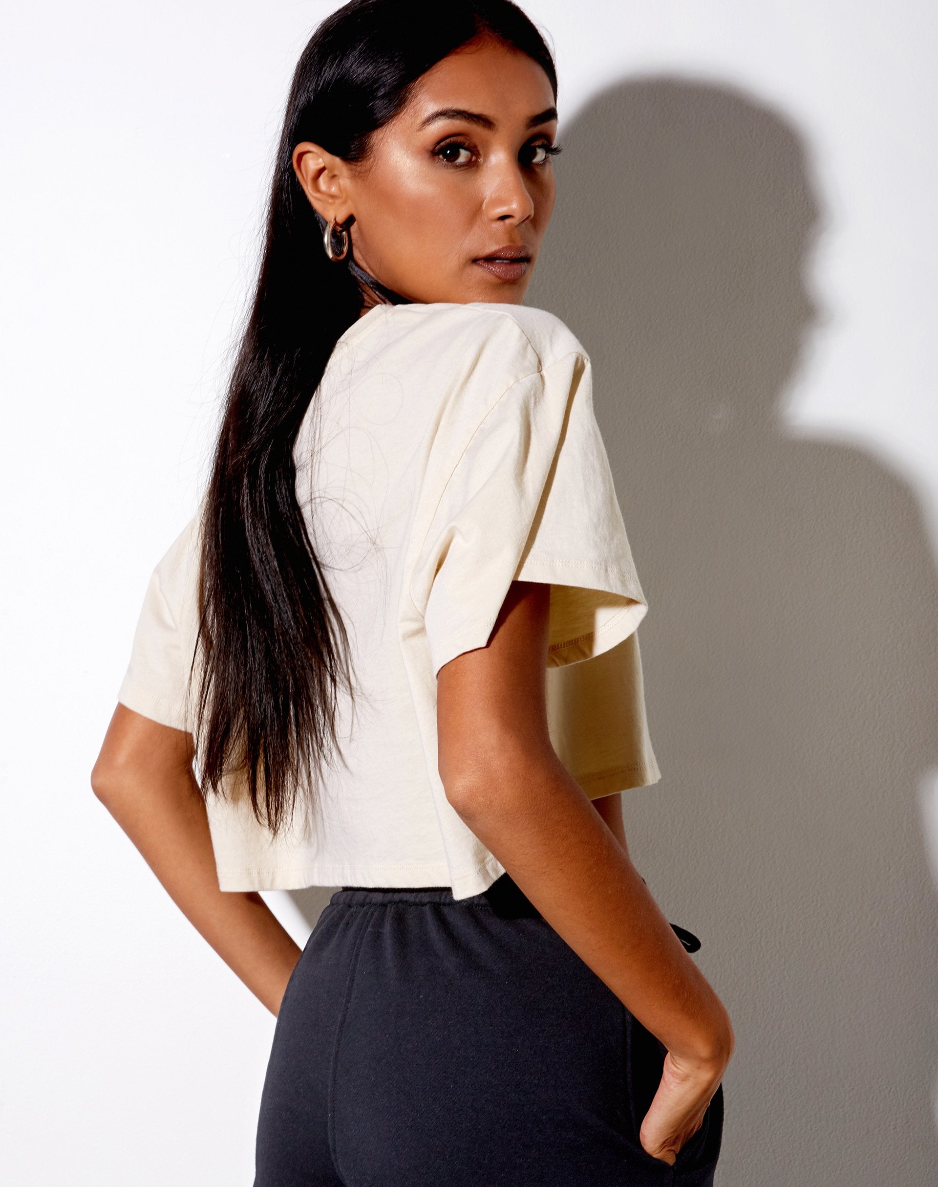 Bild von Georgi Cropped Tee in Stone Angel Energy Wings