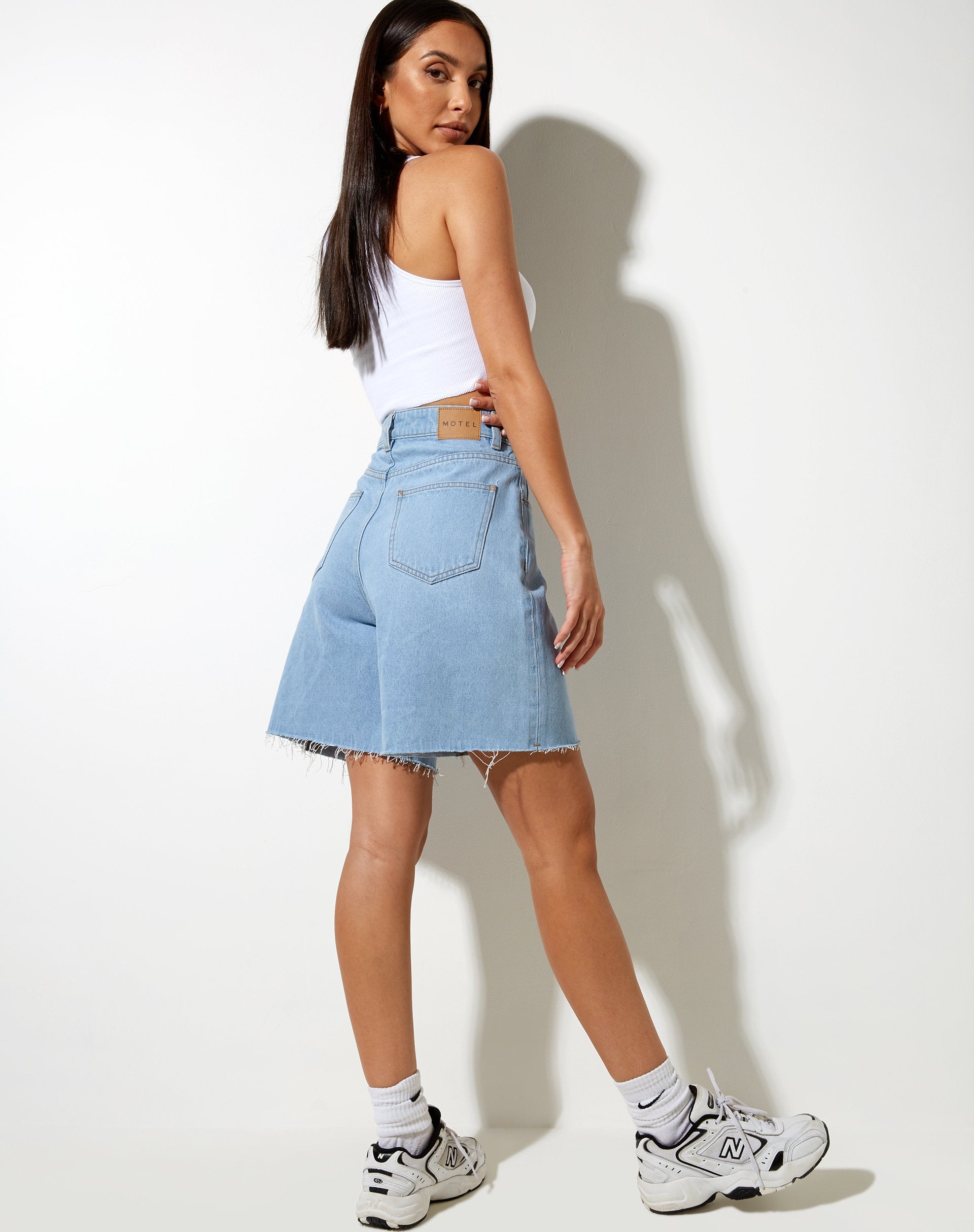Bild von Givas Crop Top in Weiß mit Erdbeer-Stickerei