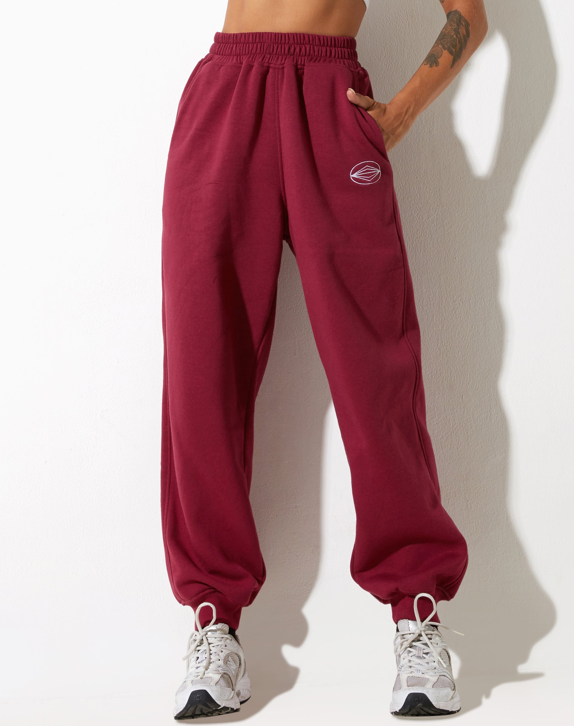 Abbildung von Roider Jogger in Burgund mit "Winning Team" Stickerei