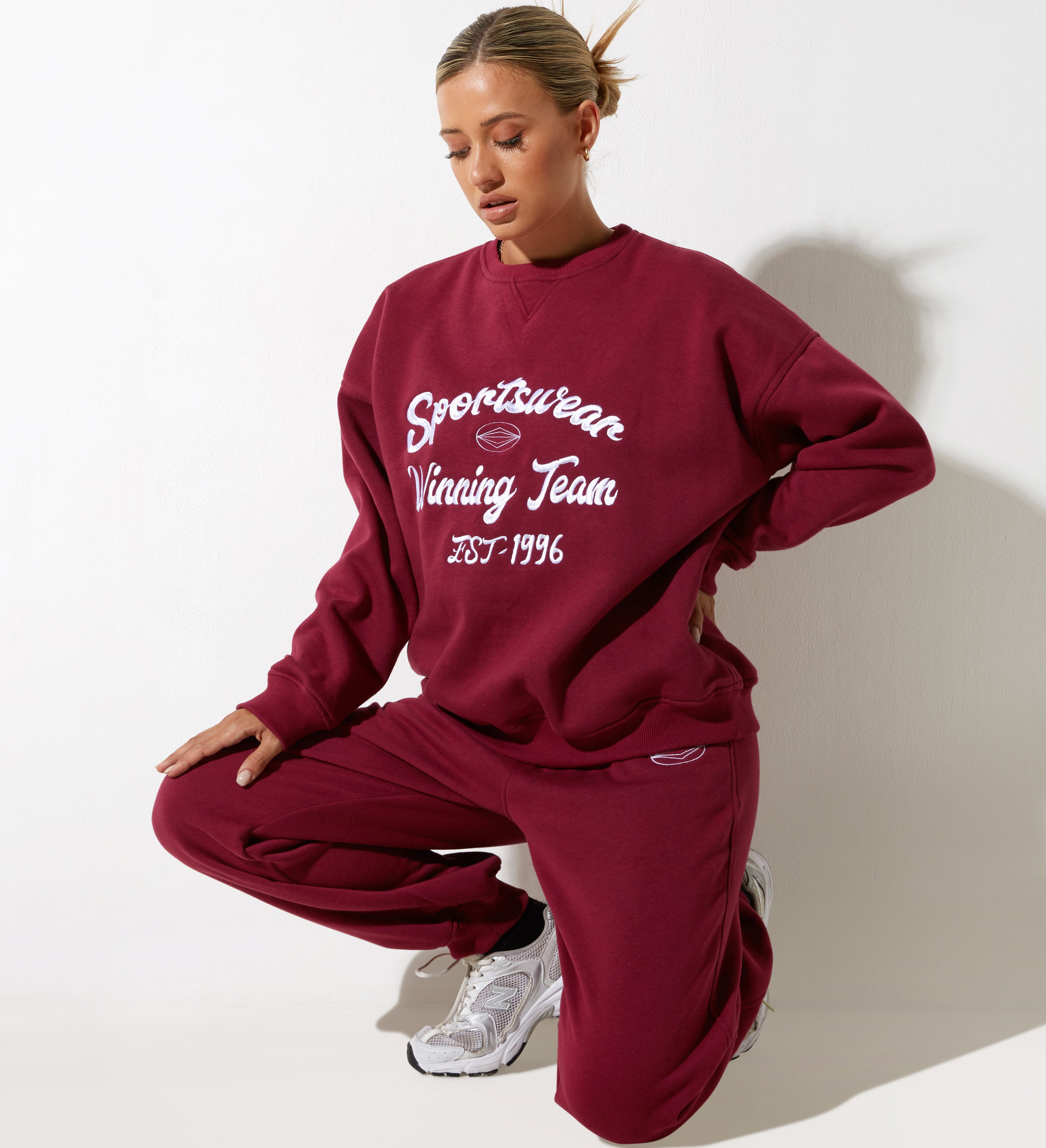 Abbildung von Roider Jogger in Burgund mit "Winning Team" Stickerei