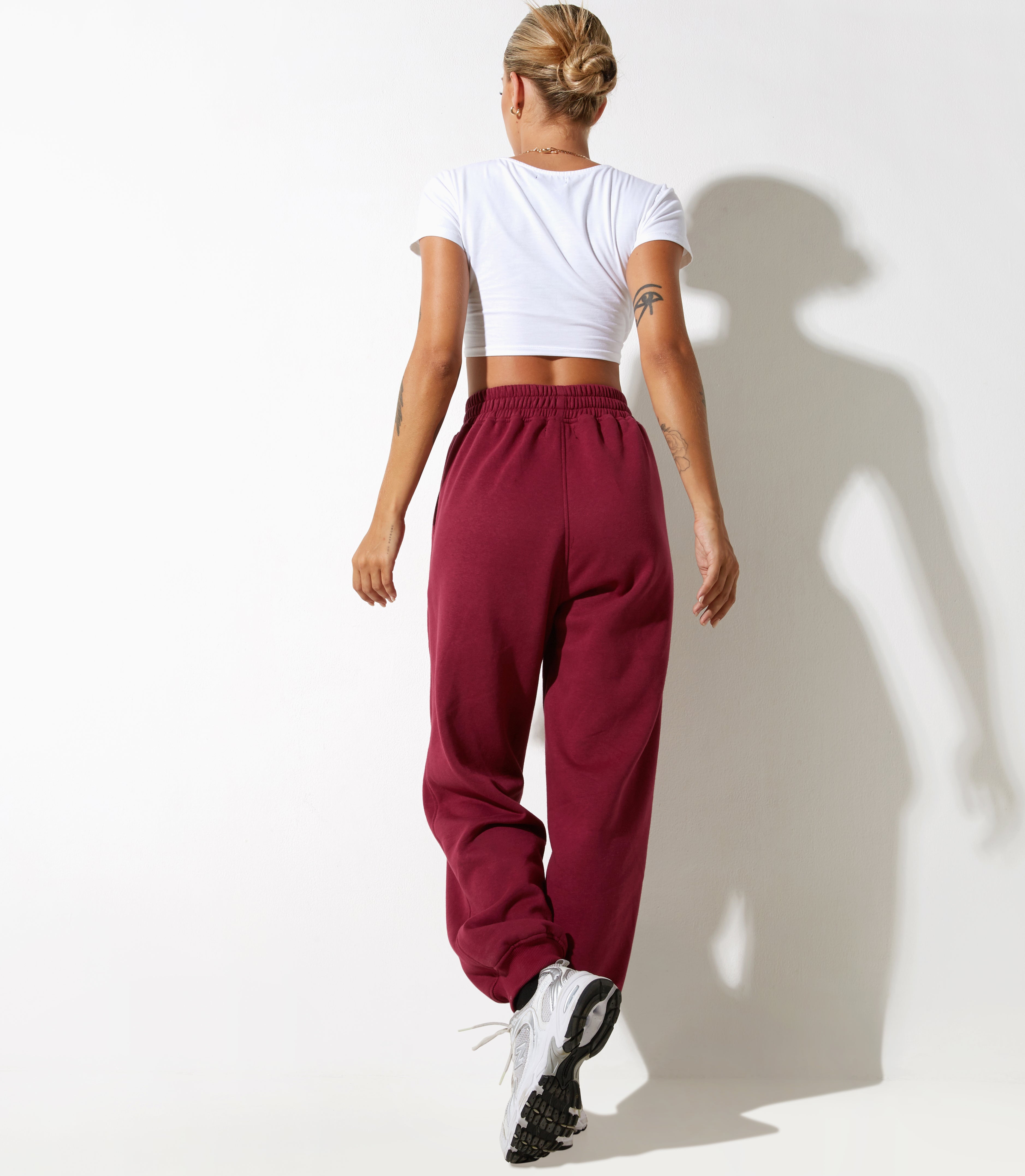 Abbildung von Roider Jogger in Burgund mit "Winning Team" Stickerei