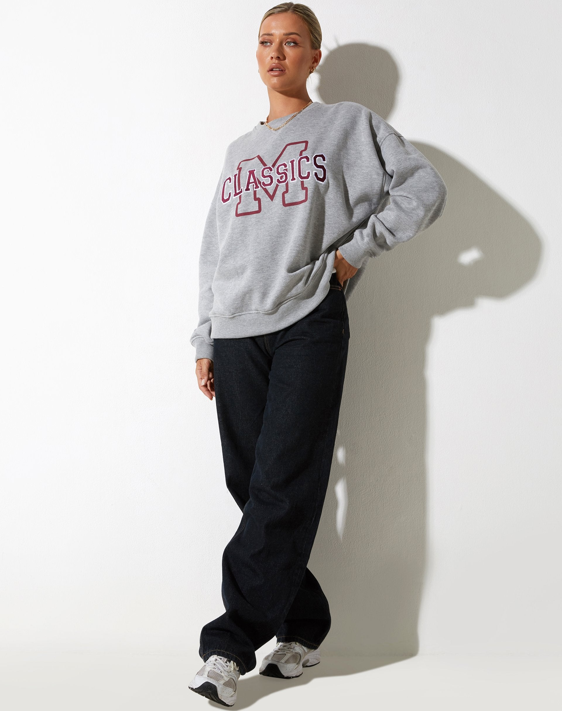 Abbildung von Glan Sweatshirt in Grau meliert mit "M Classics" Stickerei