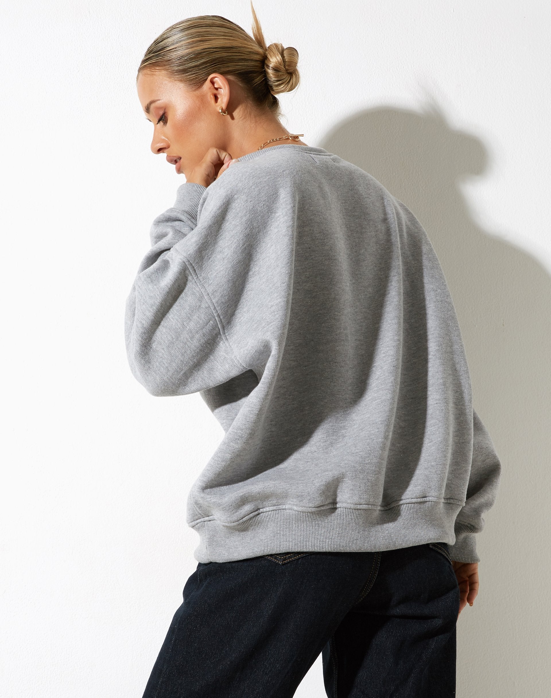 Abbildung von Glan Sweatshirt in Grau meliert mit "M Classics" Stickerei