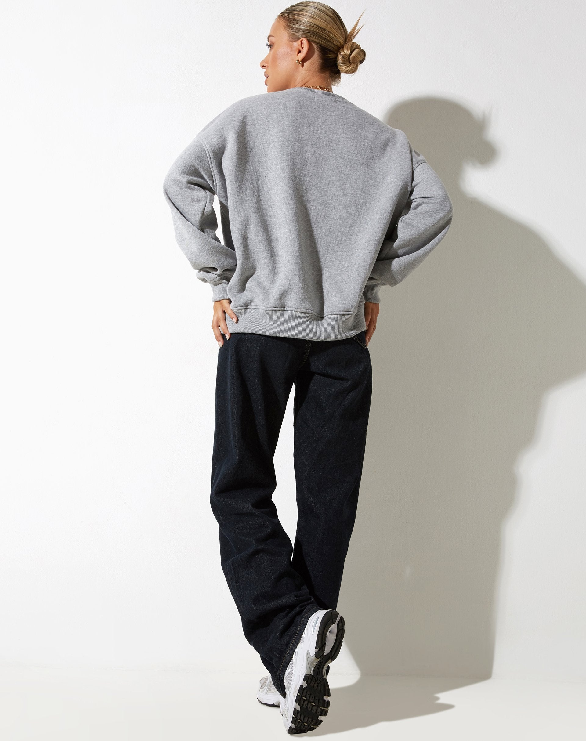 Abbildung von Glan Sweatshirt in Grau meliert mit "M Classics" Stickerei