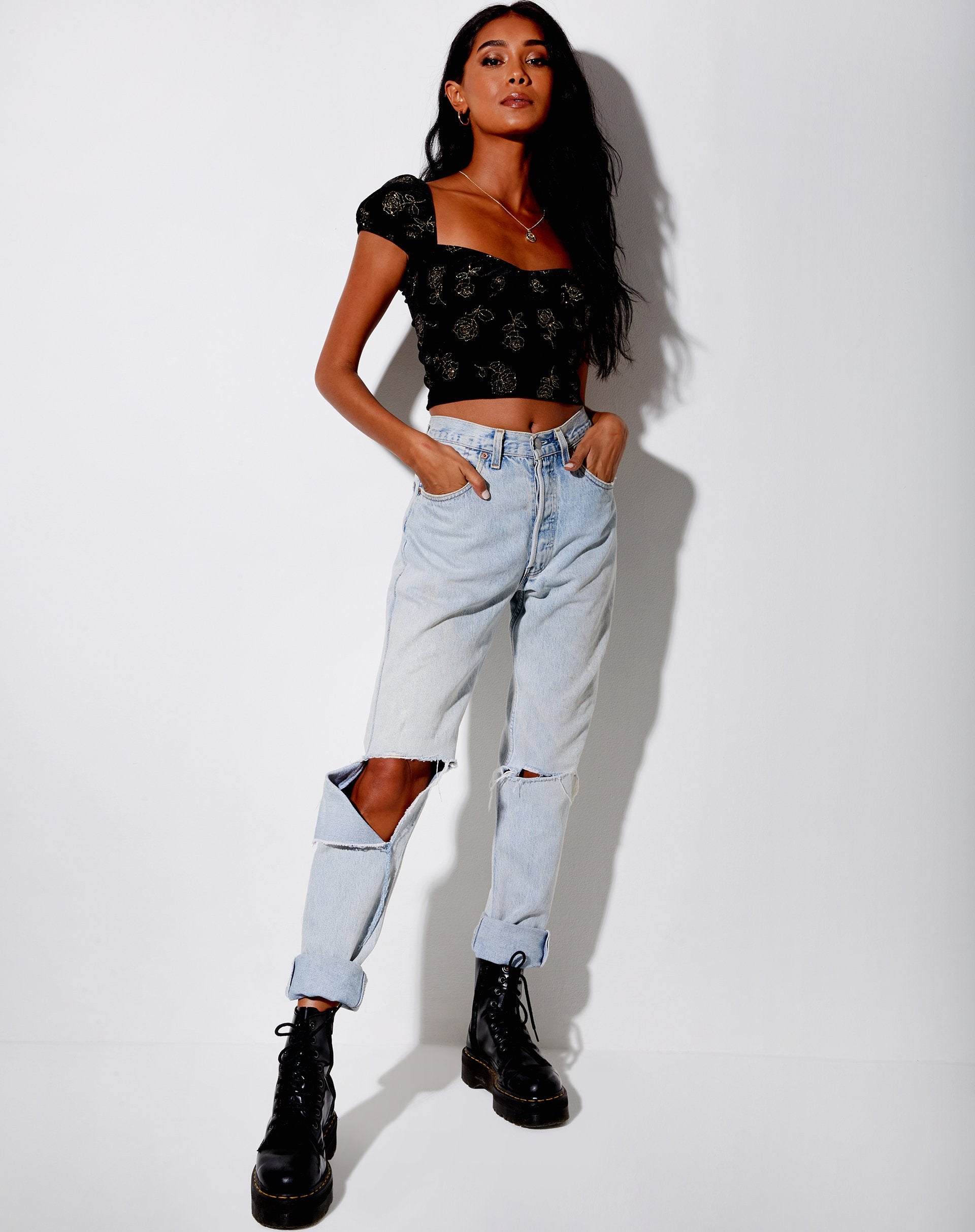 Bild von Glasty Crop Top in Schwarz und Gold Rose Stamp