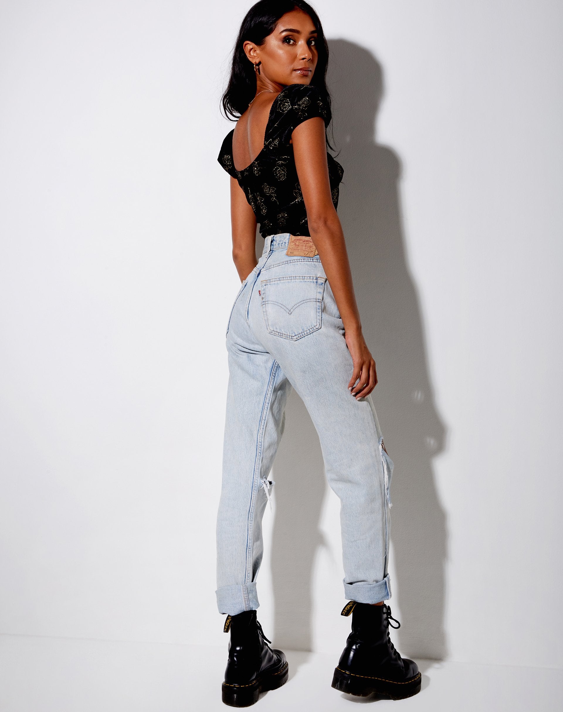 Bild von Glasty Crop Top in Schwarz und Gold Rose Stamp