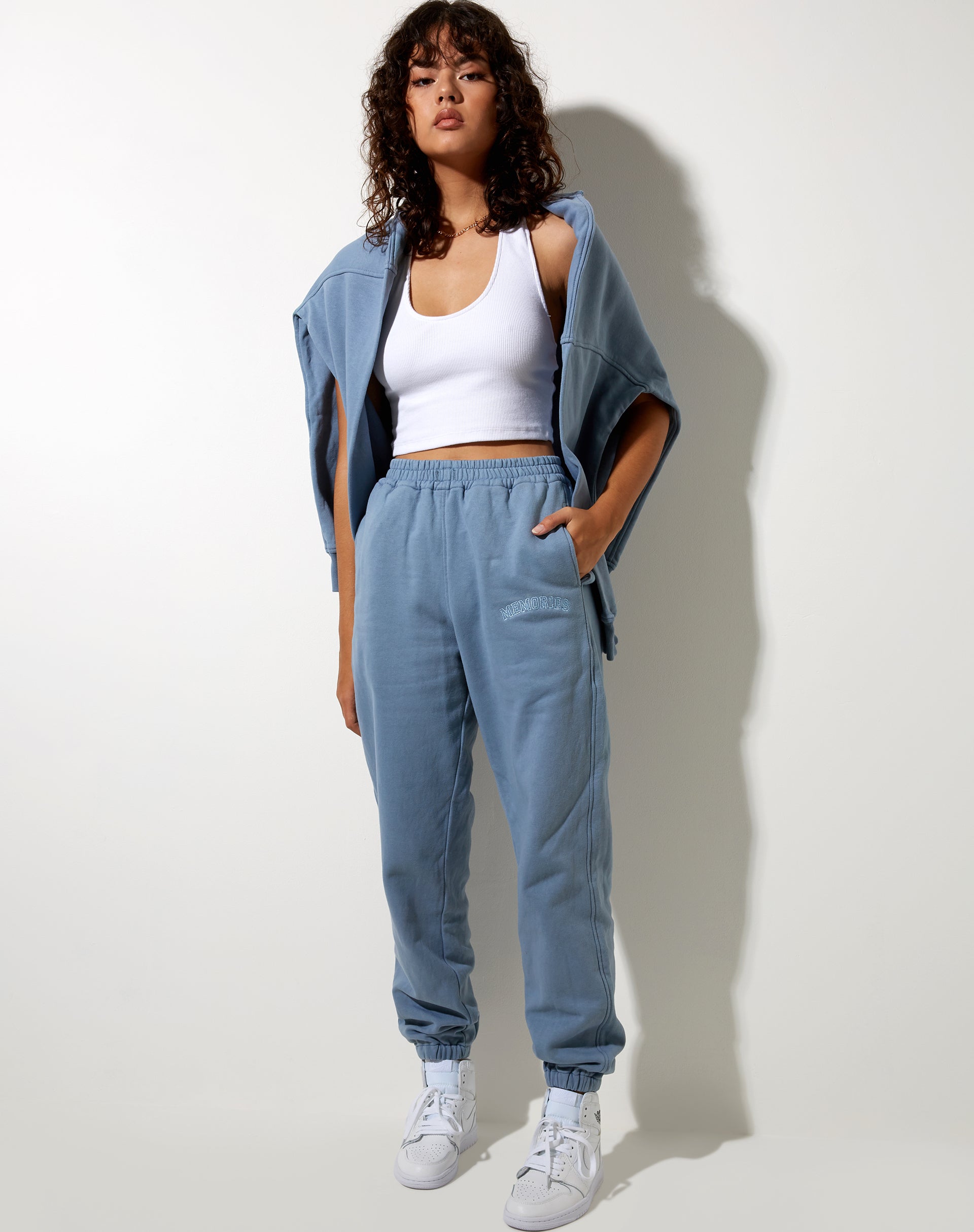 Bild von Glo Sweatshirt in Powder Blue Erinnerungen Stickerei