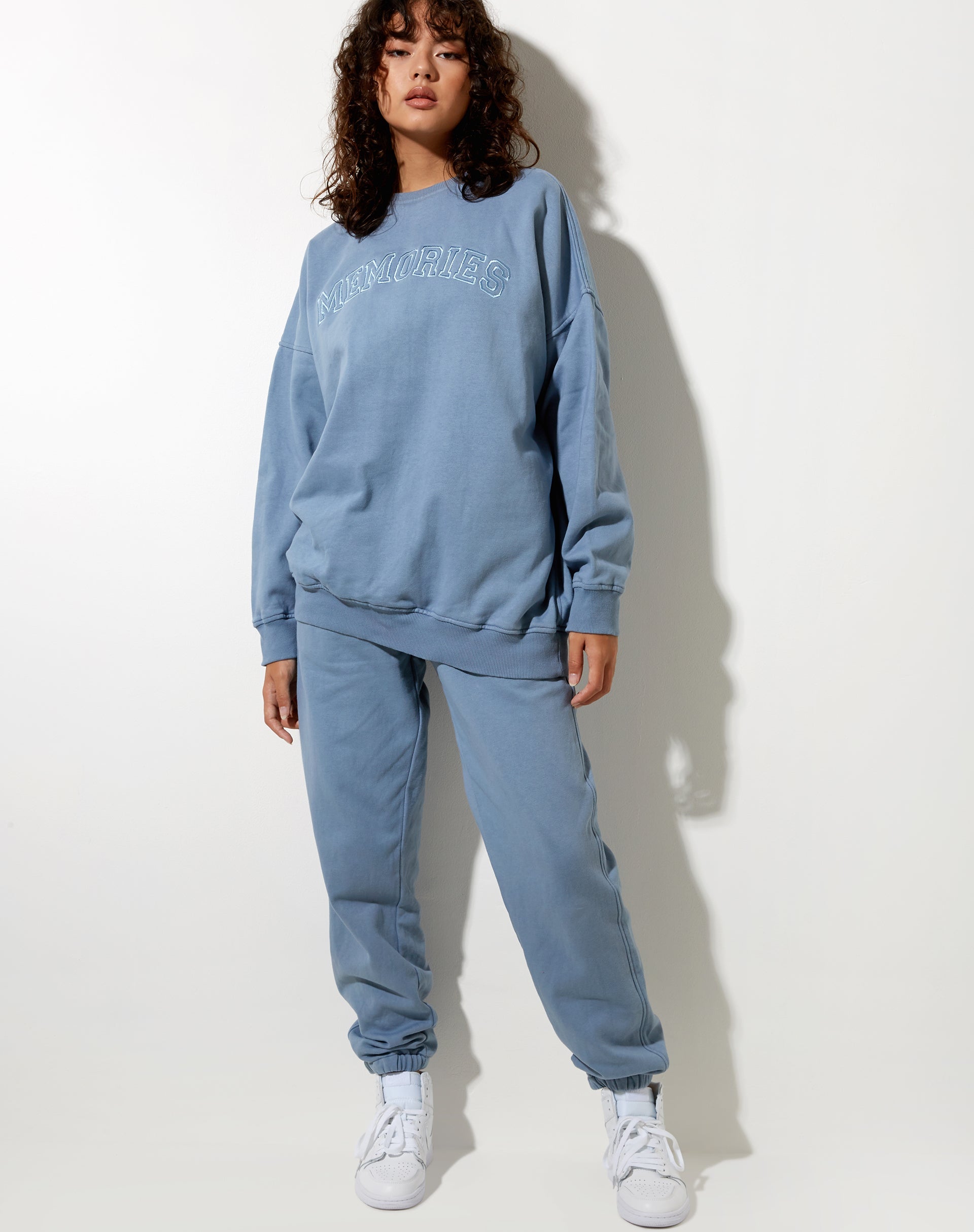 Bild von Glo Sweatshirt in Powder Blue Erinnerungen Stickerei