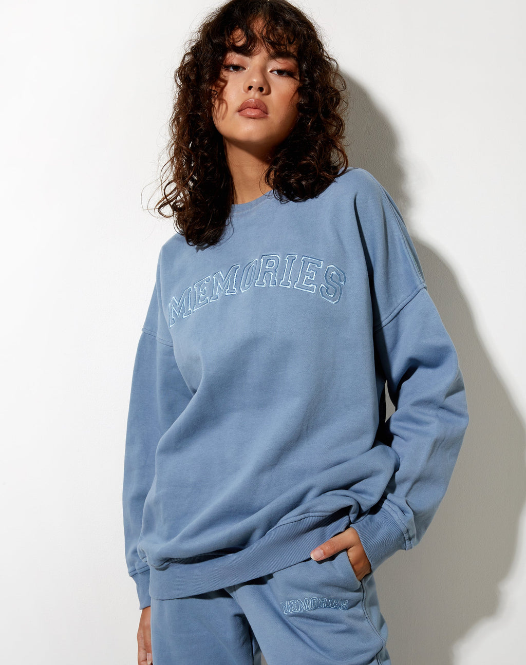 Glo Sweatshirt in Powder Blue Erinnerungen Stickerei