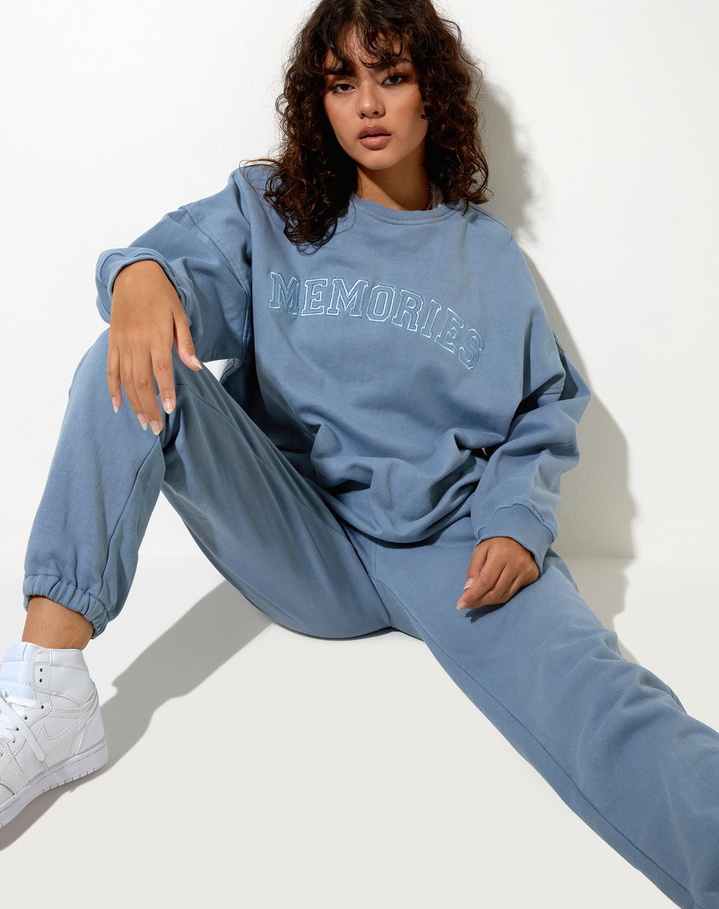 Glo Sweatshirt in Powder Blue Erinnerungen Stickerei