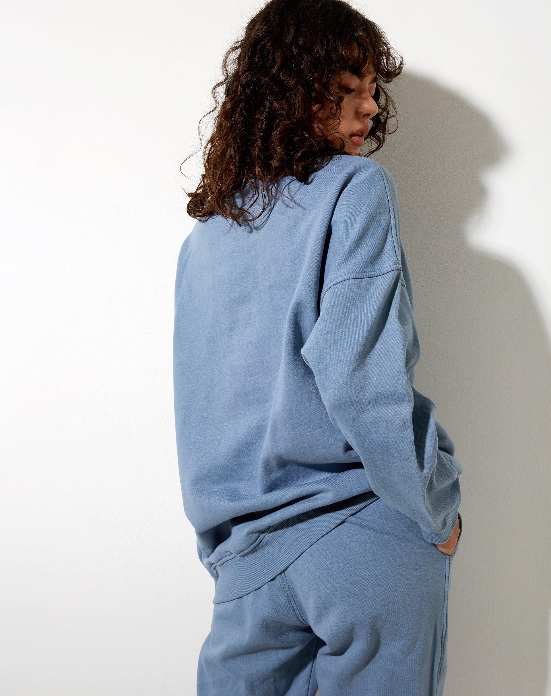 Bild von Glo Sweatshirt in Powder Blue Erinnerungen Stickerei