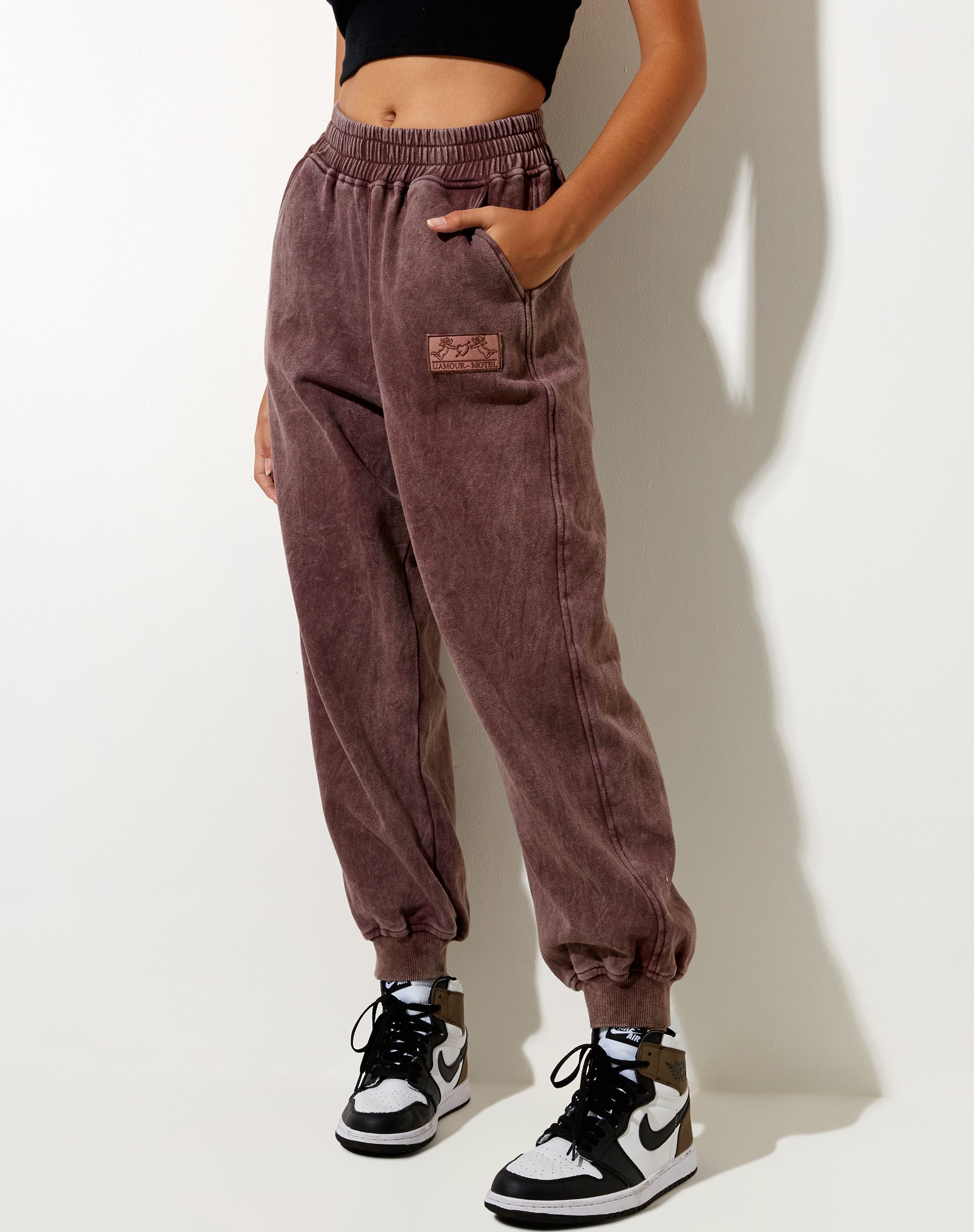 Bild von Roider Jogger in brauner Waschung LAmour Motel Label Embro