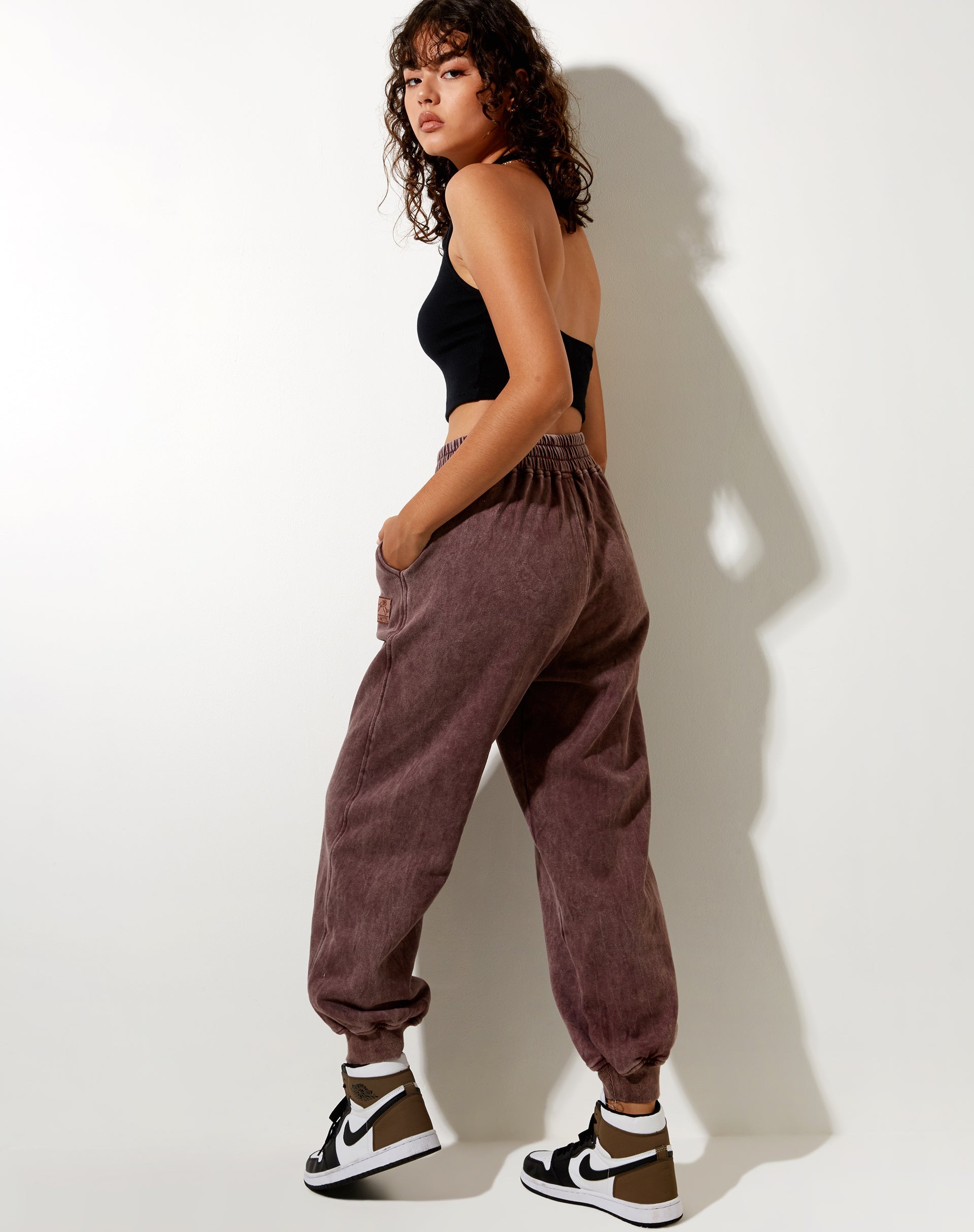 Bild von Roider Jogger in brauner Waschung LAmour Motel Label Embro