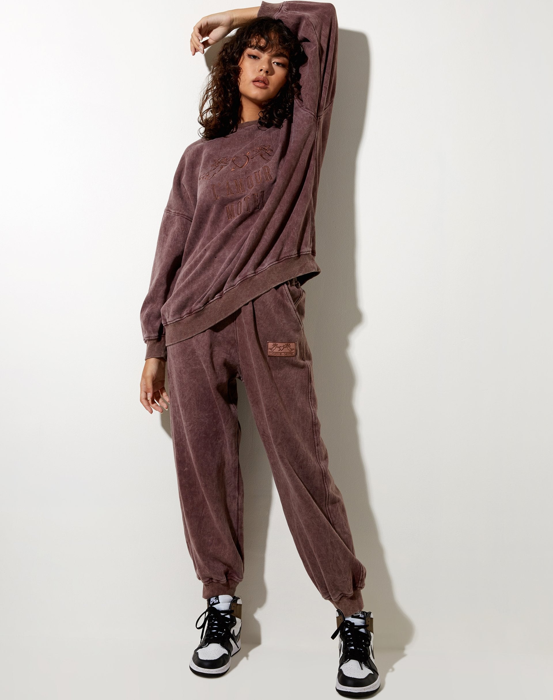 Bild von Glo Sweatshirt in brauner Waschung LAMour Motel Embro