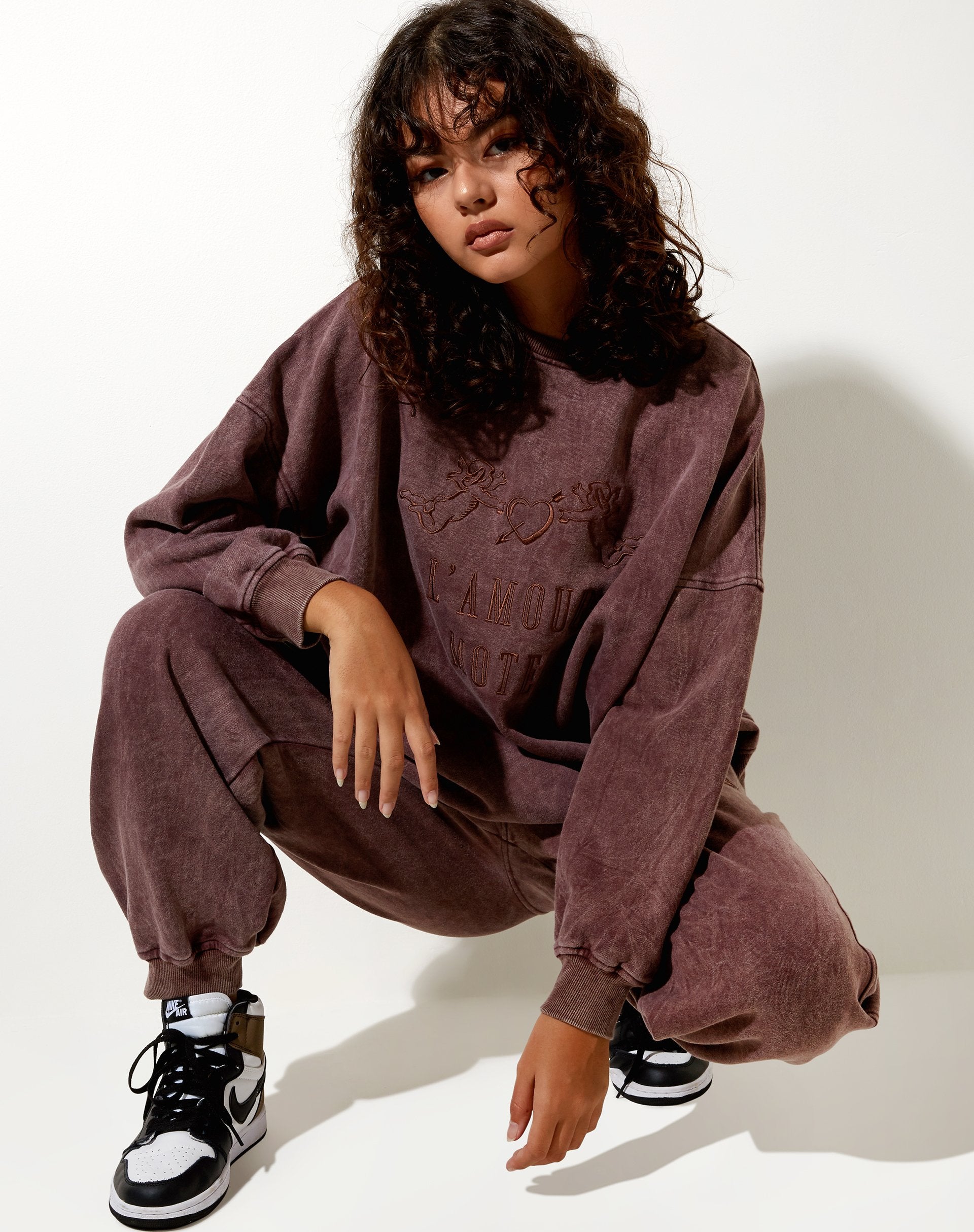 Bild von Glo Sweatshirt in brauner Waschung LAMour Motel Embro