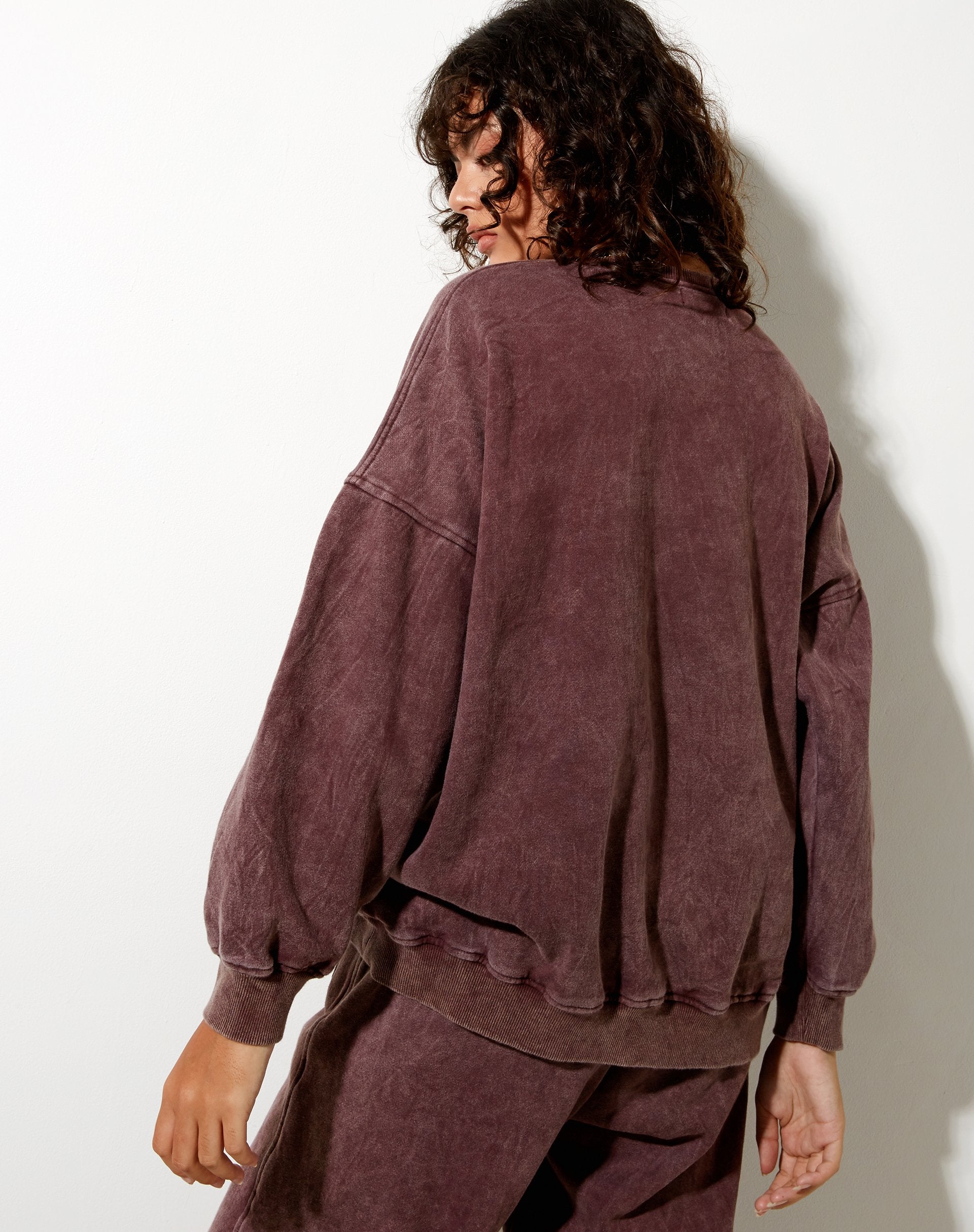 Bild von Glo Sweatshirt in brauner Waschung LAMour Motel Embro