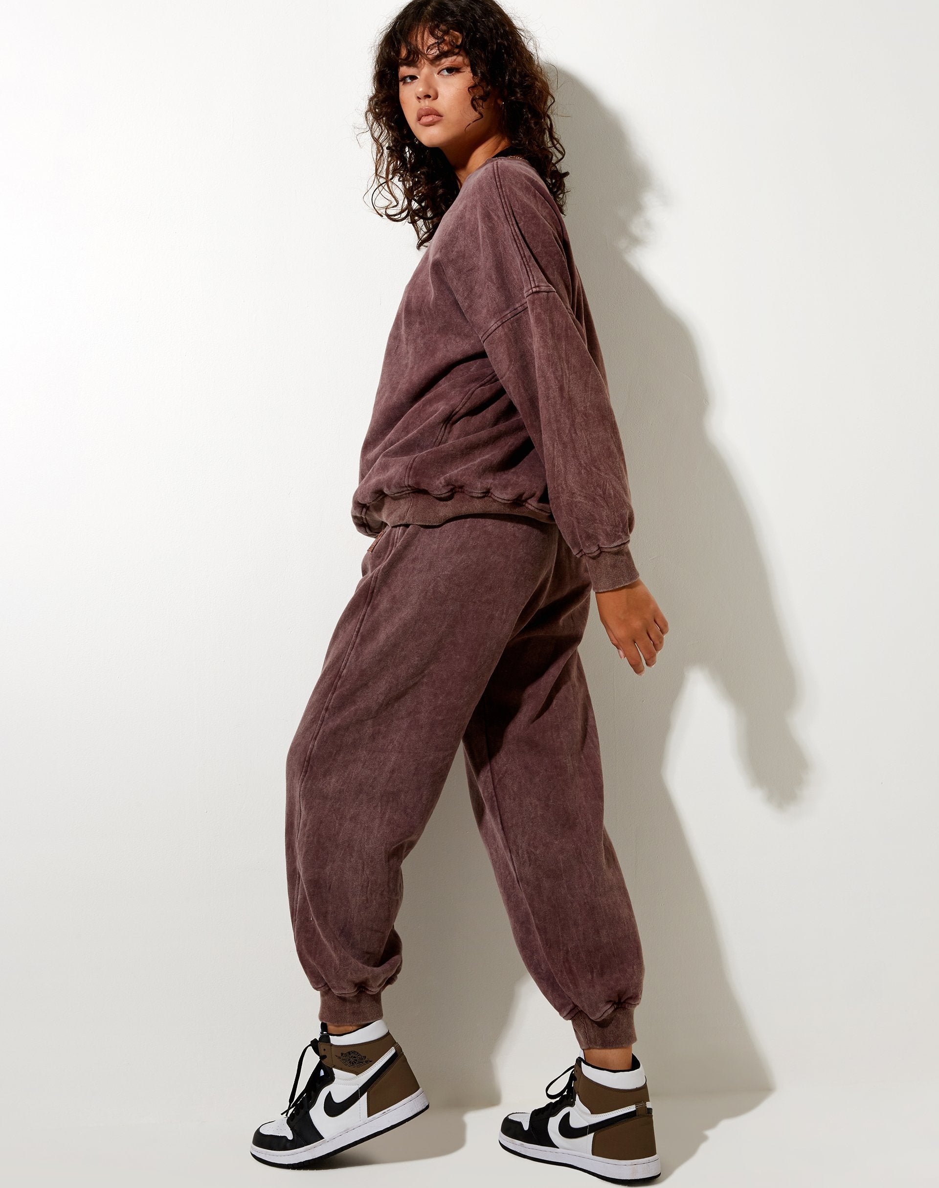 Bild von Glo Sweatshirt in brauner Waschung LAMour Motel Embro
