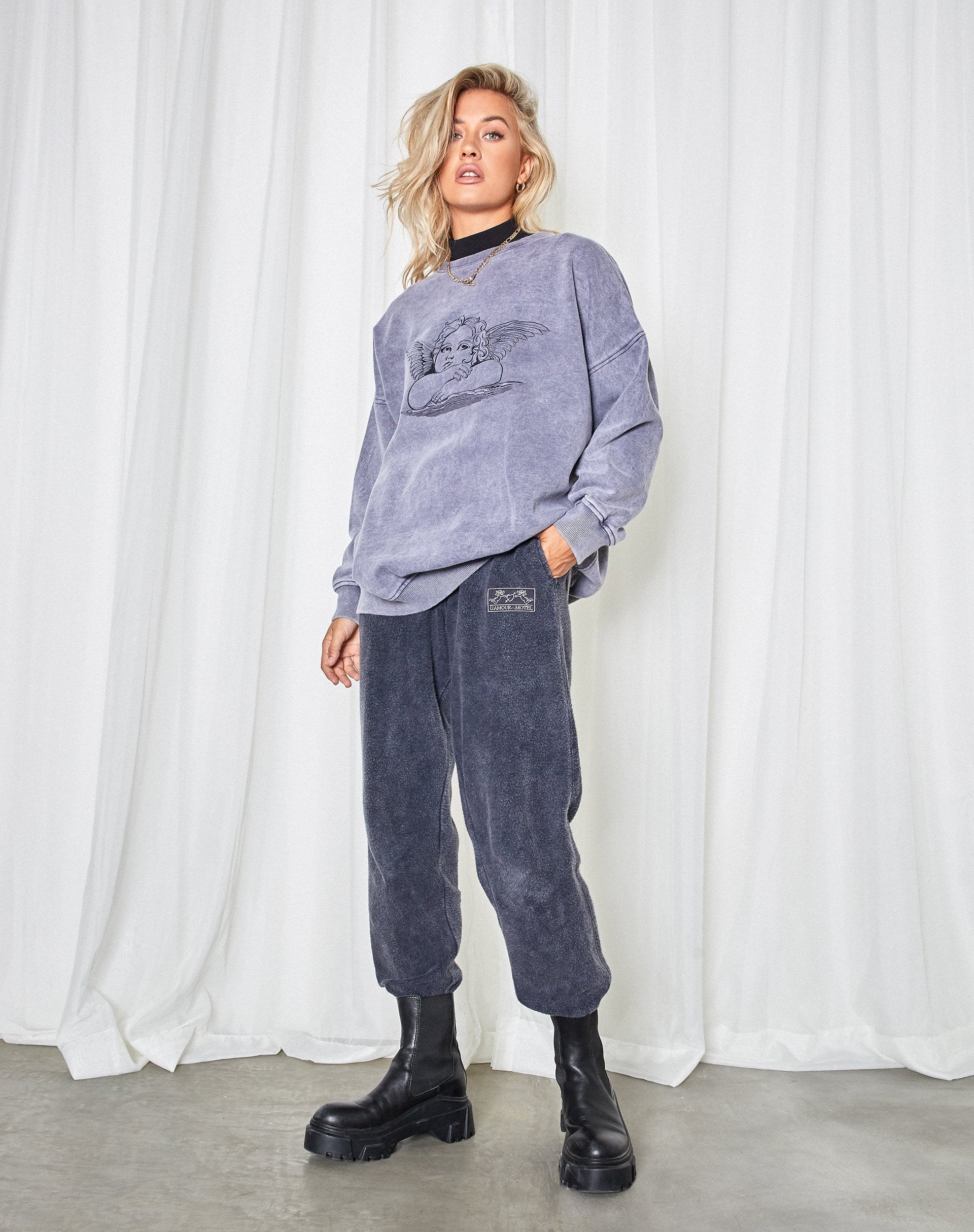 Bild von Glo Sweatshirt in Charcoal Wash Angelo Embro
