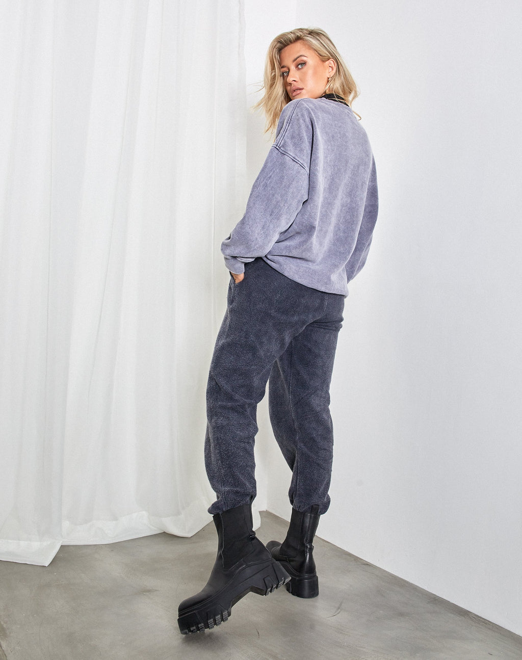 Glo Sweatshirt in anthrazitfarbener Waschung Angelo Embro