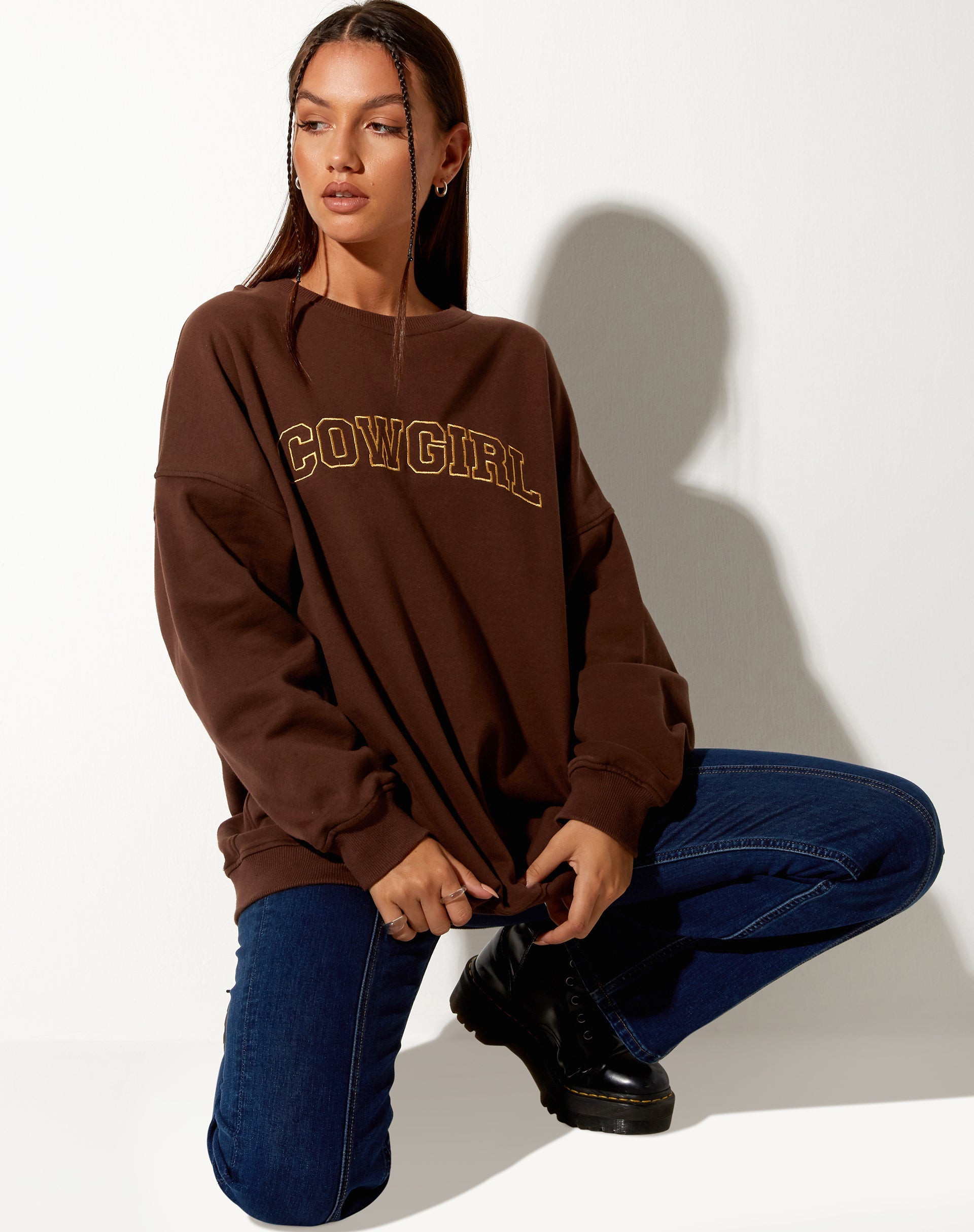 Bild von Glo Sweatshirt in tiefem Mahagoni mit Cowgirl Gold Embro