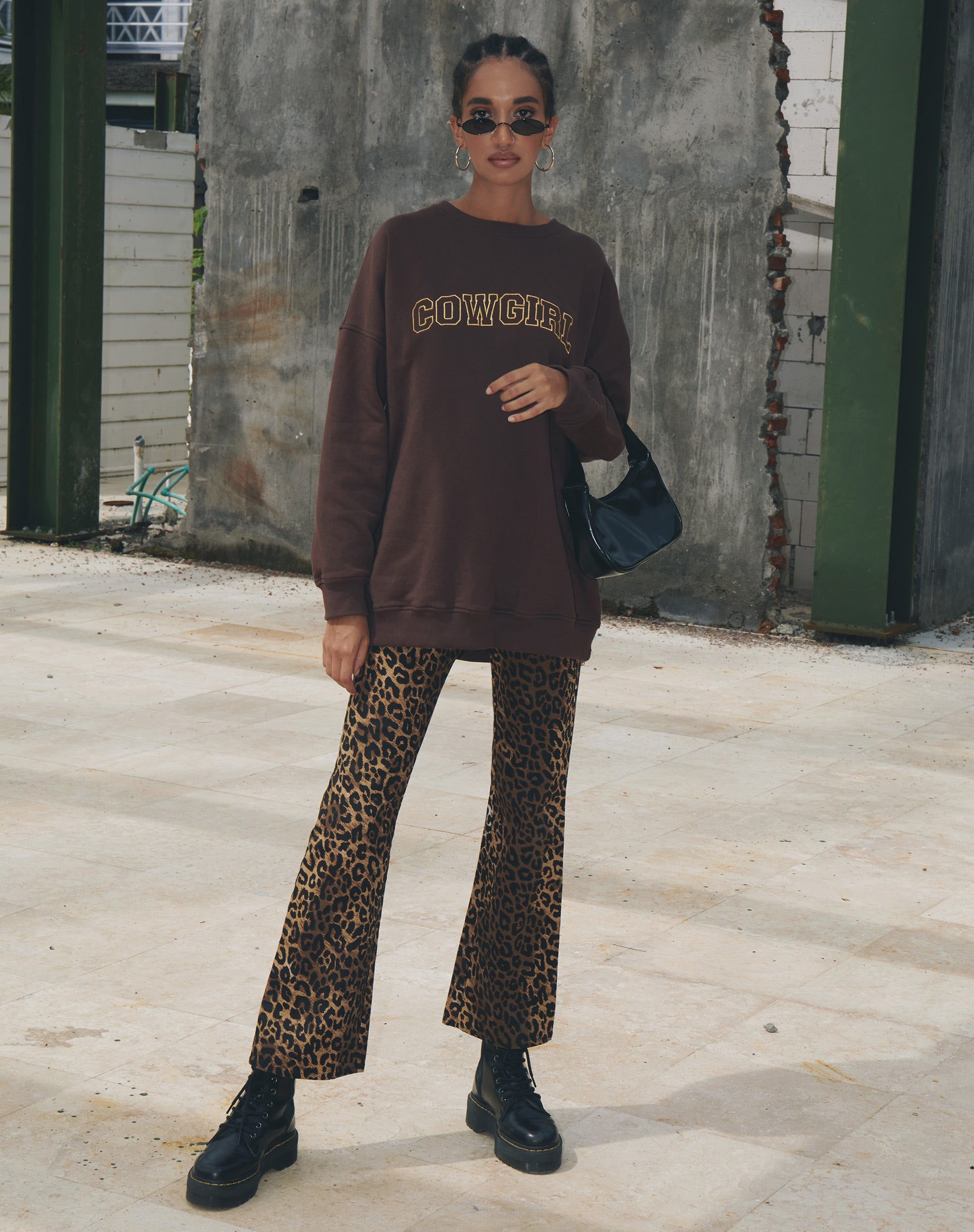 Bild von Glo Sweatshirt in tiefem Mahagoni mit Cowgirl Gold Embro