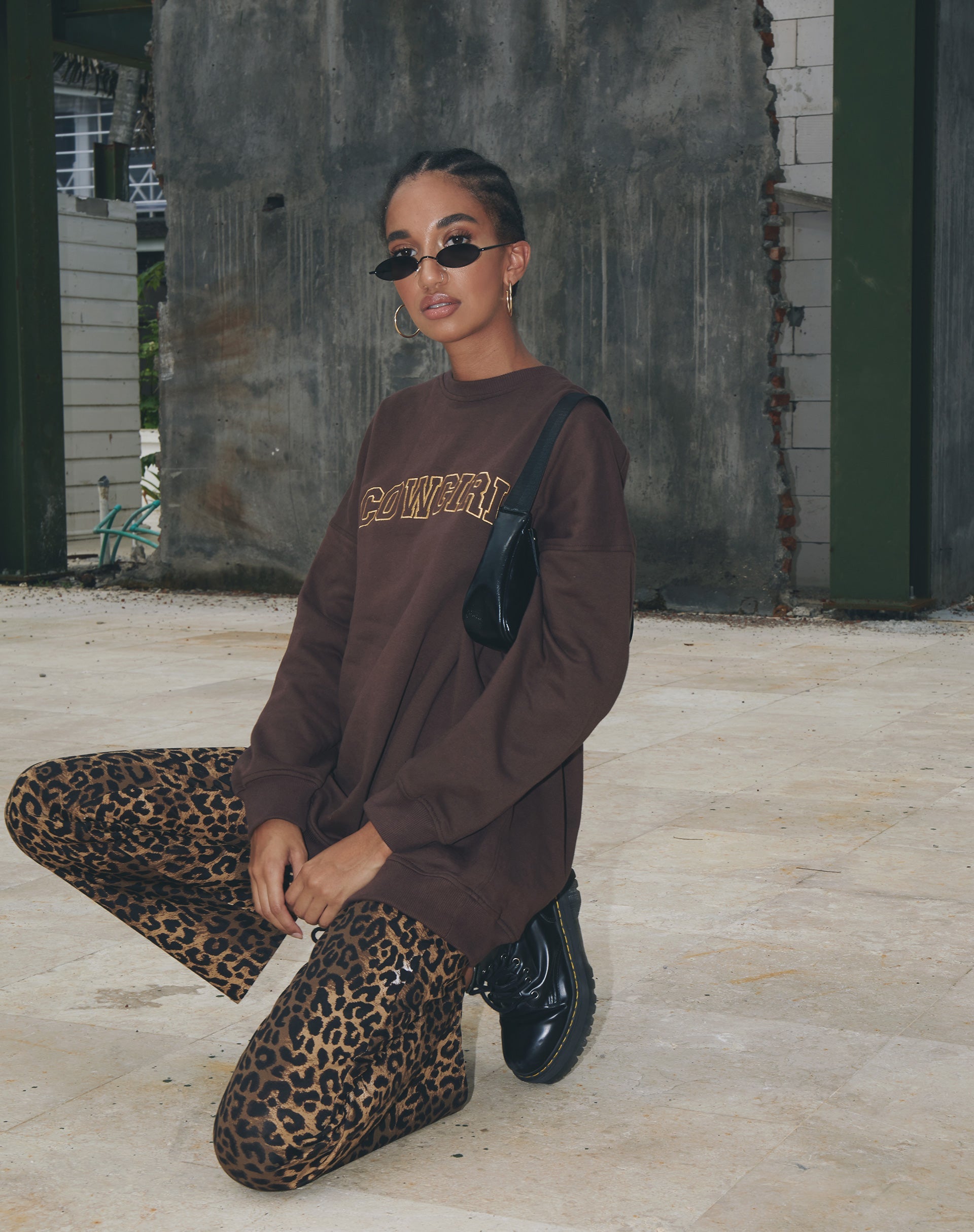 Bild von Glo Sweatshirt in tiefem Mahagoni mit Cowgirl Gold Embro