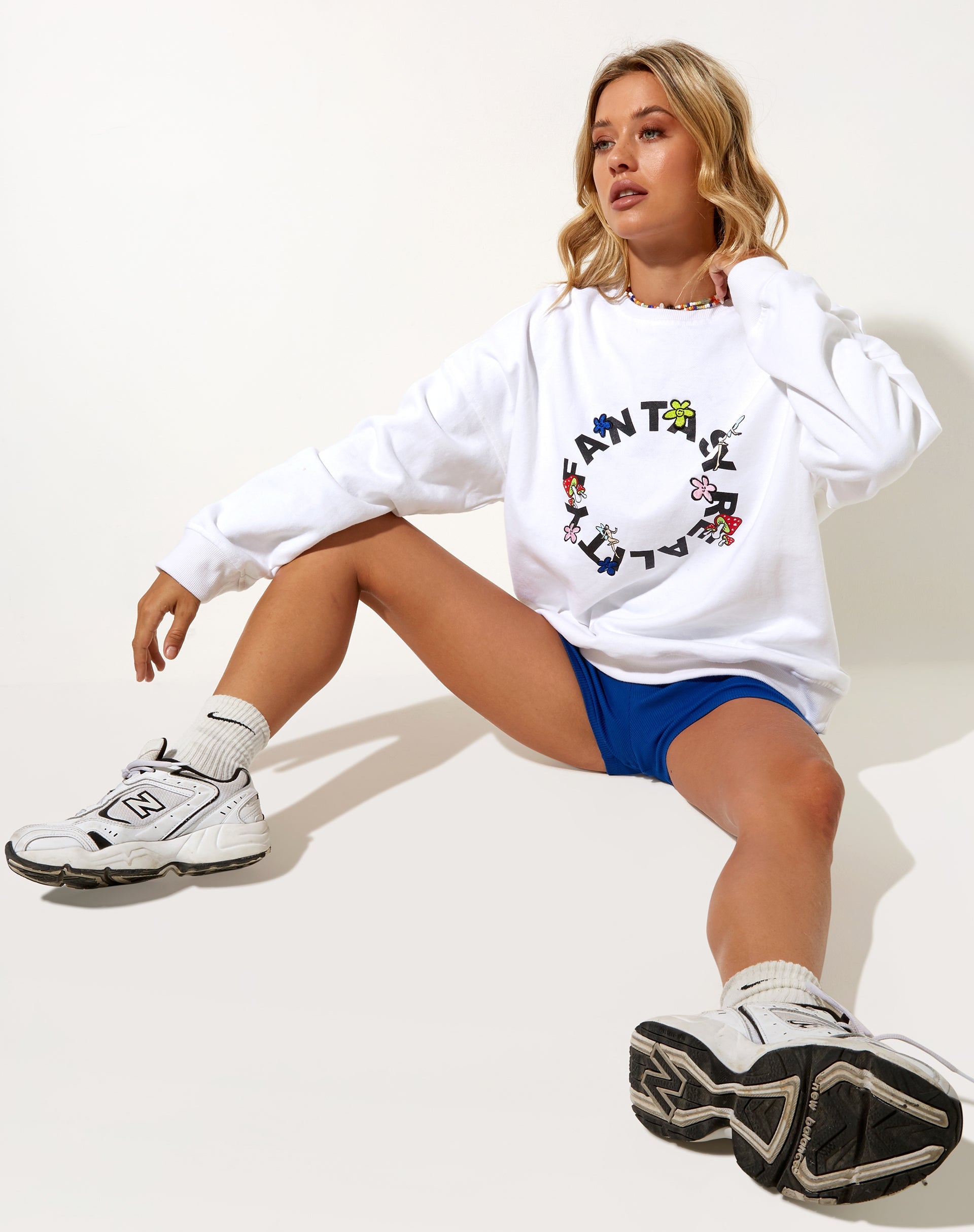 Bild von Glo Sweatshirt in Weiß Fantasy Reality Mix Druck und Stickerei