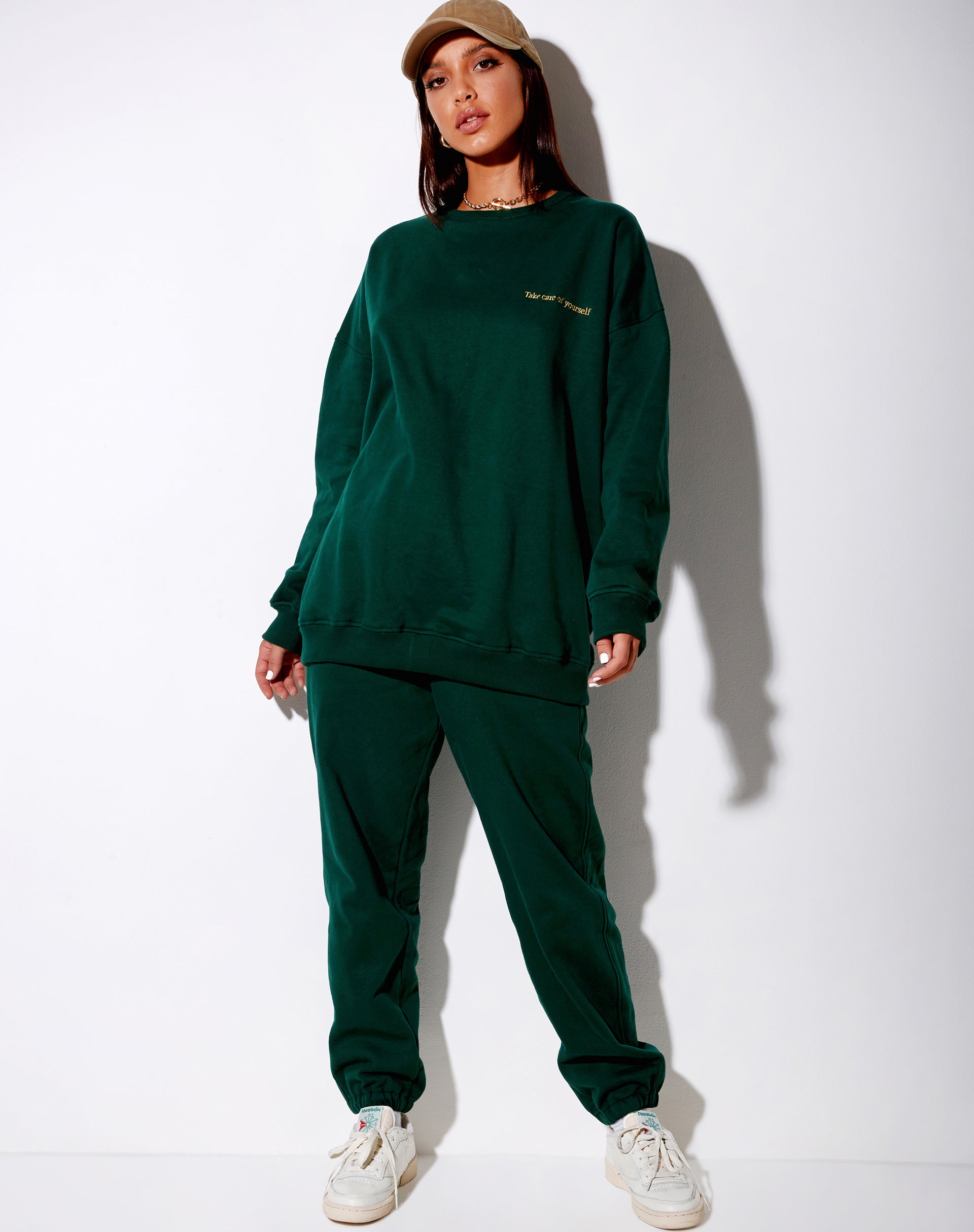 Image of Glo Sweatshirt in Flaschengrün mit Take Care Of Yourself Stickerei