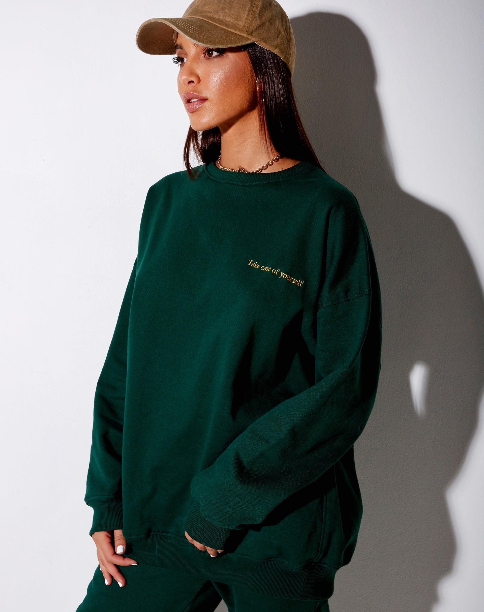 Image of Glo Sweatshirt in Flaschengrün mit Take Care Of Yourself Stickerei