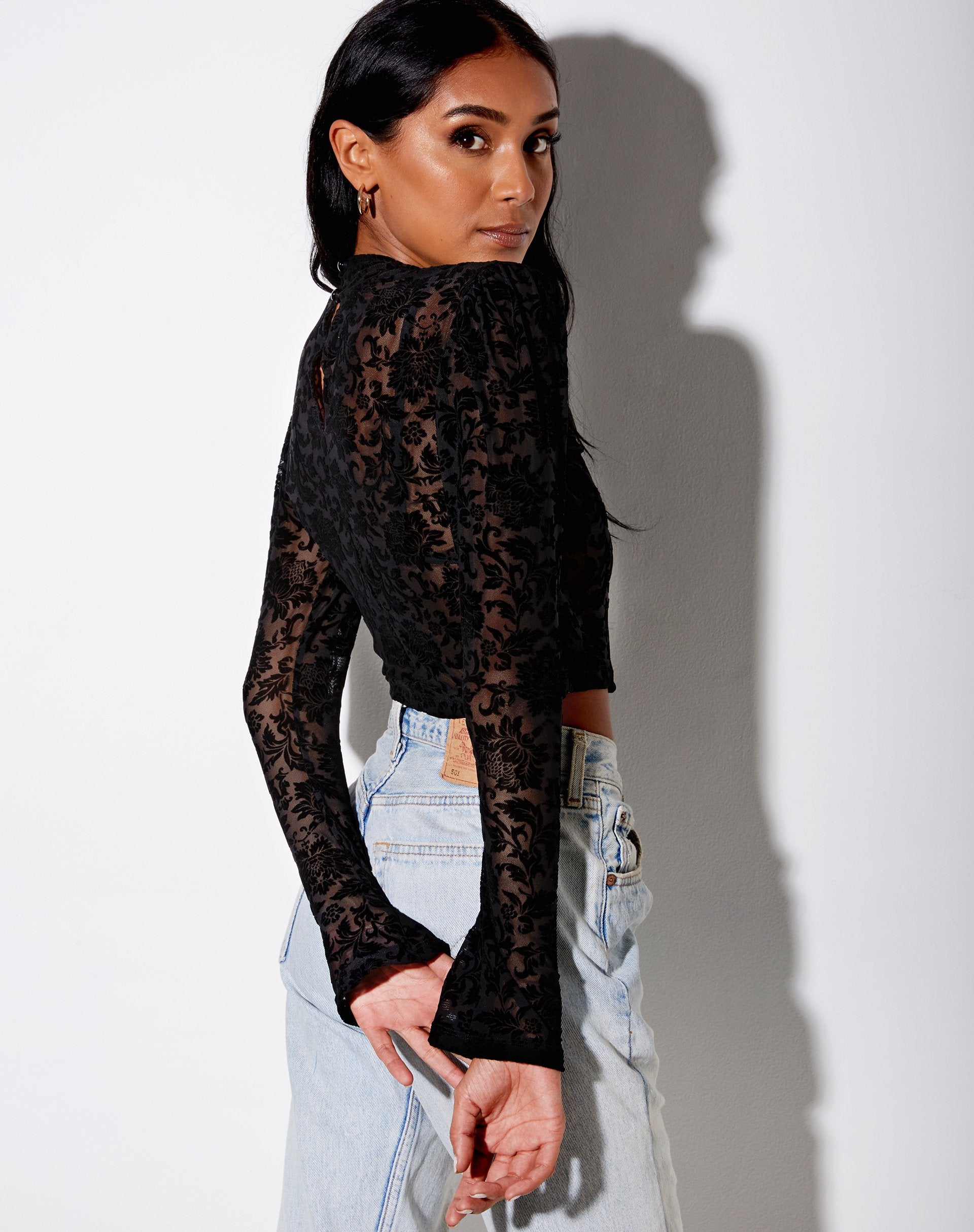 Image of Gracy Crop Top aus Brokat-Rosenflock Schwarz