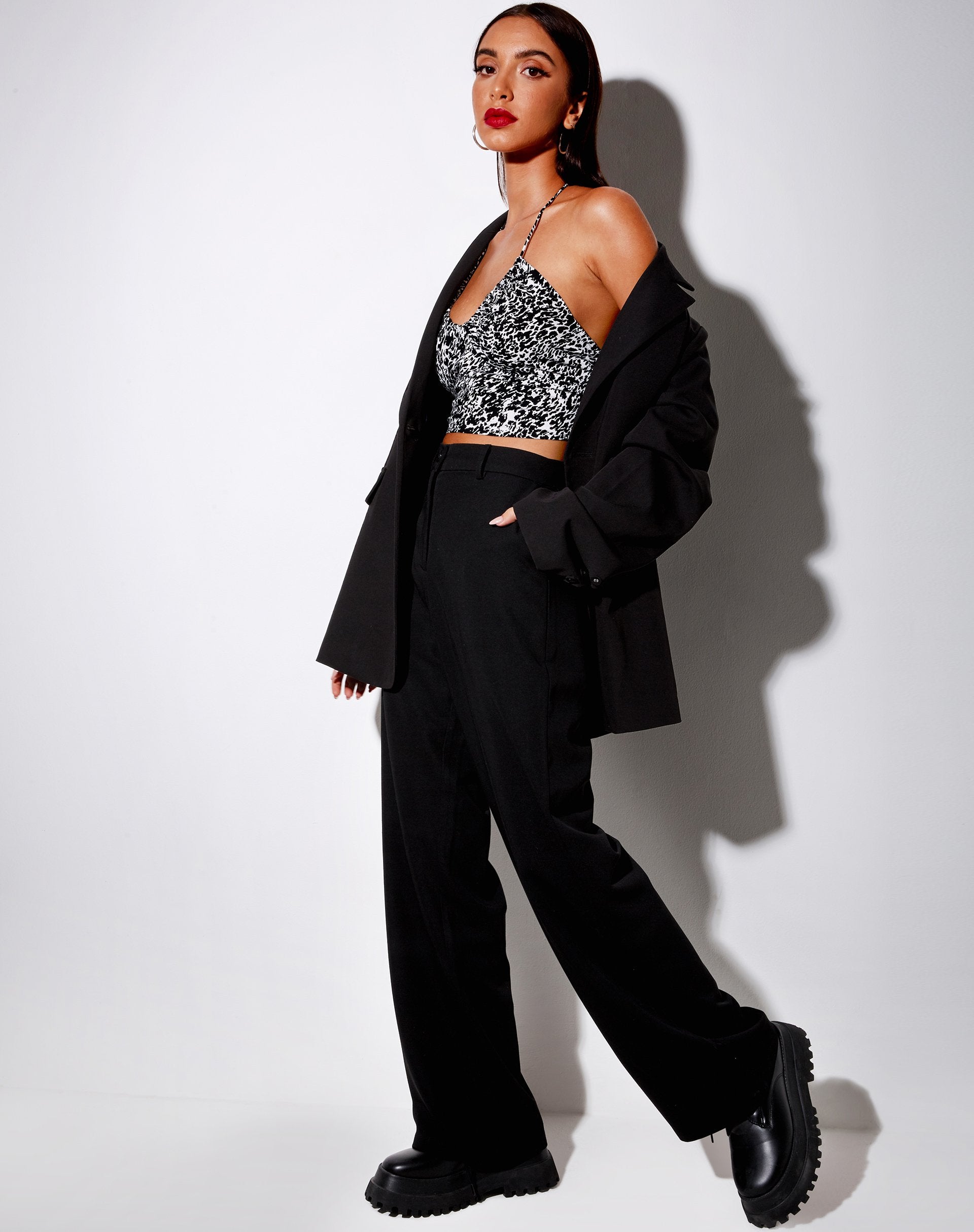Bild von Haltri Crop Top in Abstraktes Tier