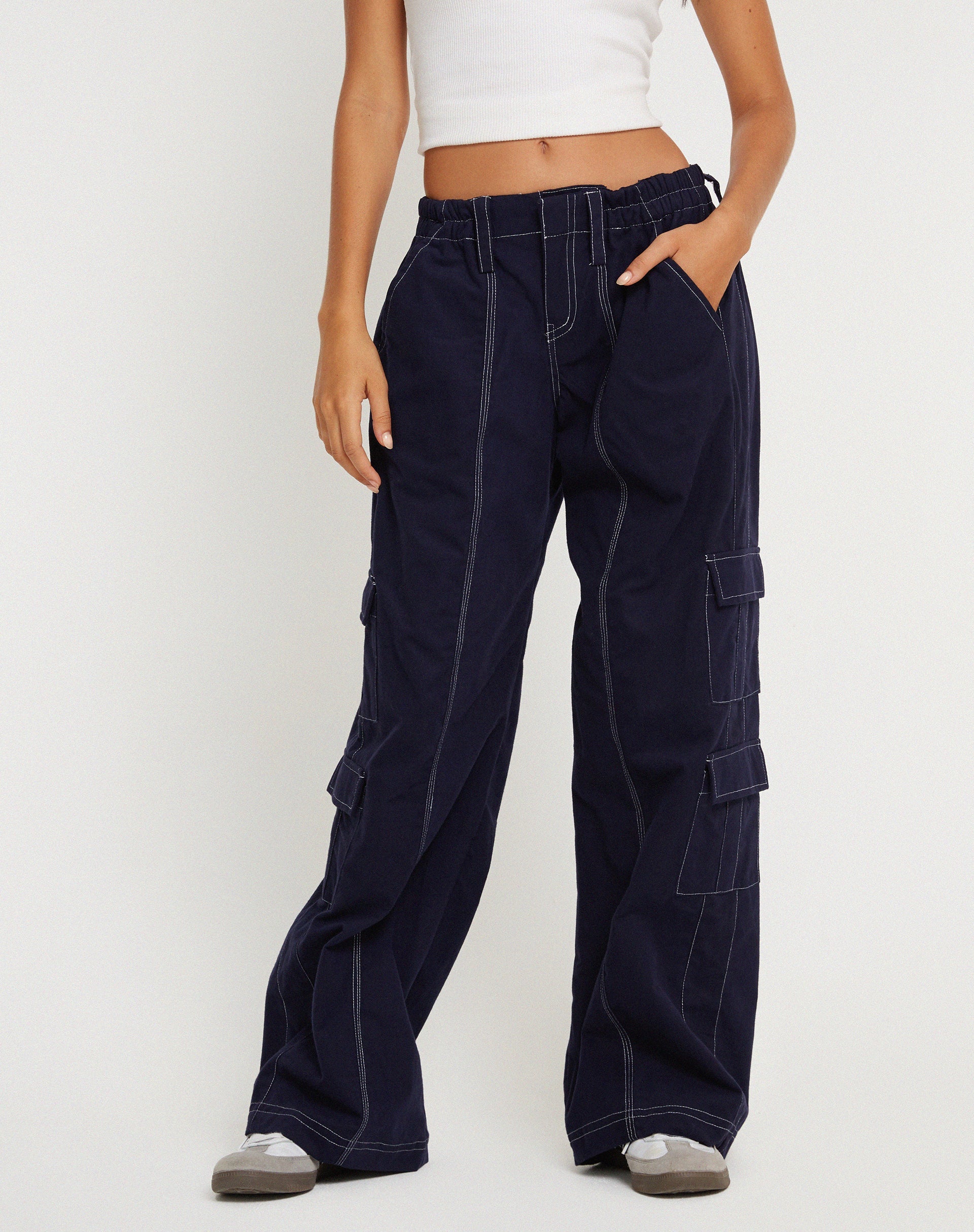 Abbildung der Hansa-Hose in Marineblau mit weißer Steppnaht