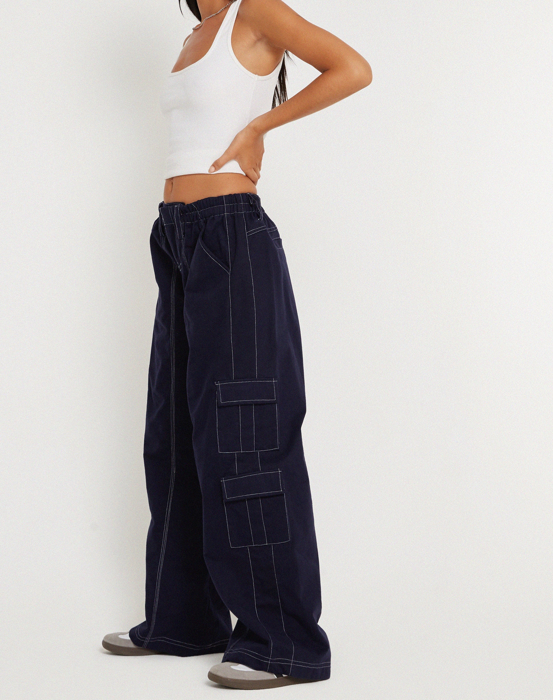 Abbildung der Hansa-Hose in Marineblau mit weißer Steppnaht