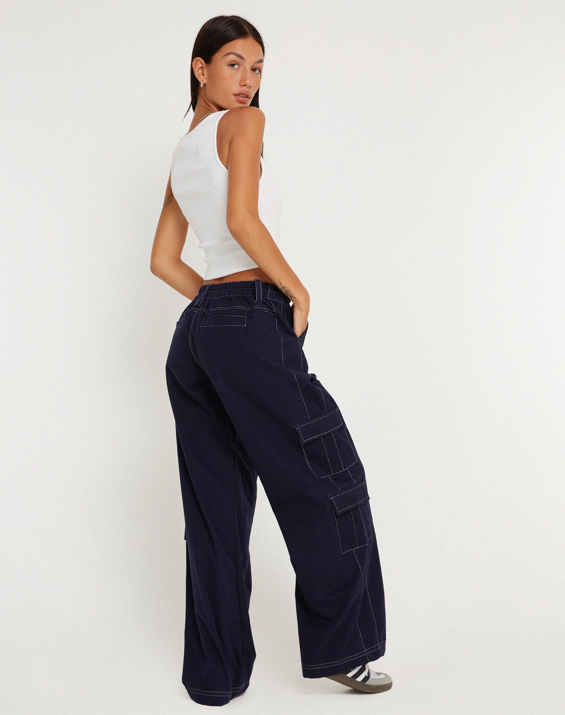 Abbildung der Hansa-Hose in Marineblau mit weißer Steppnaht