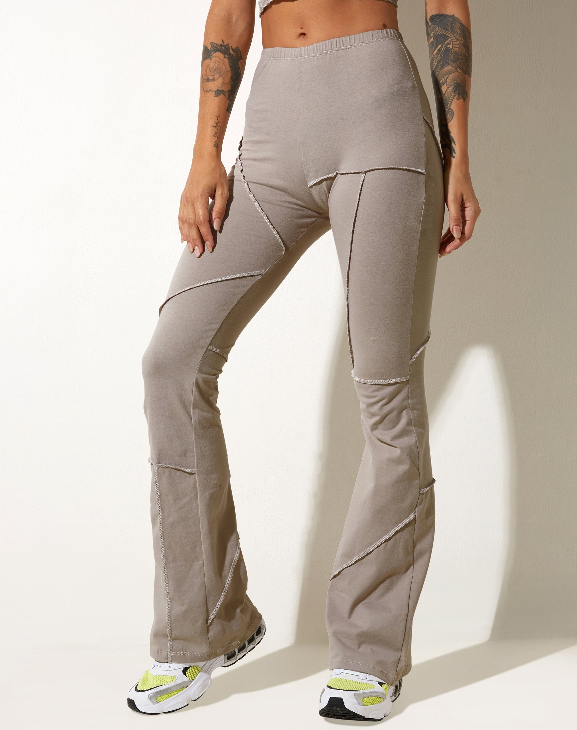 Abbildung der Walker Flared Trouser aus Lycra Hafermilch