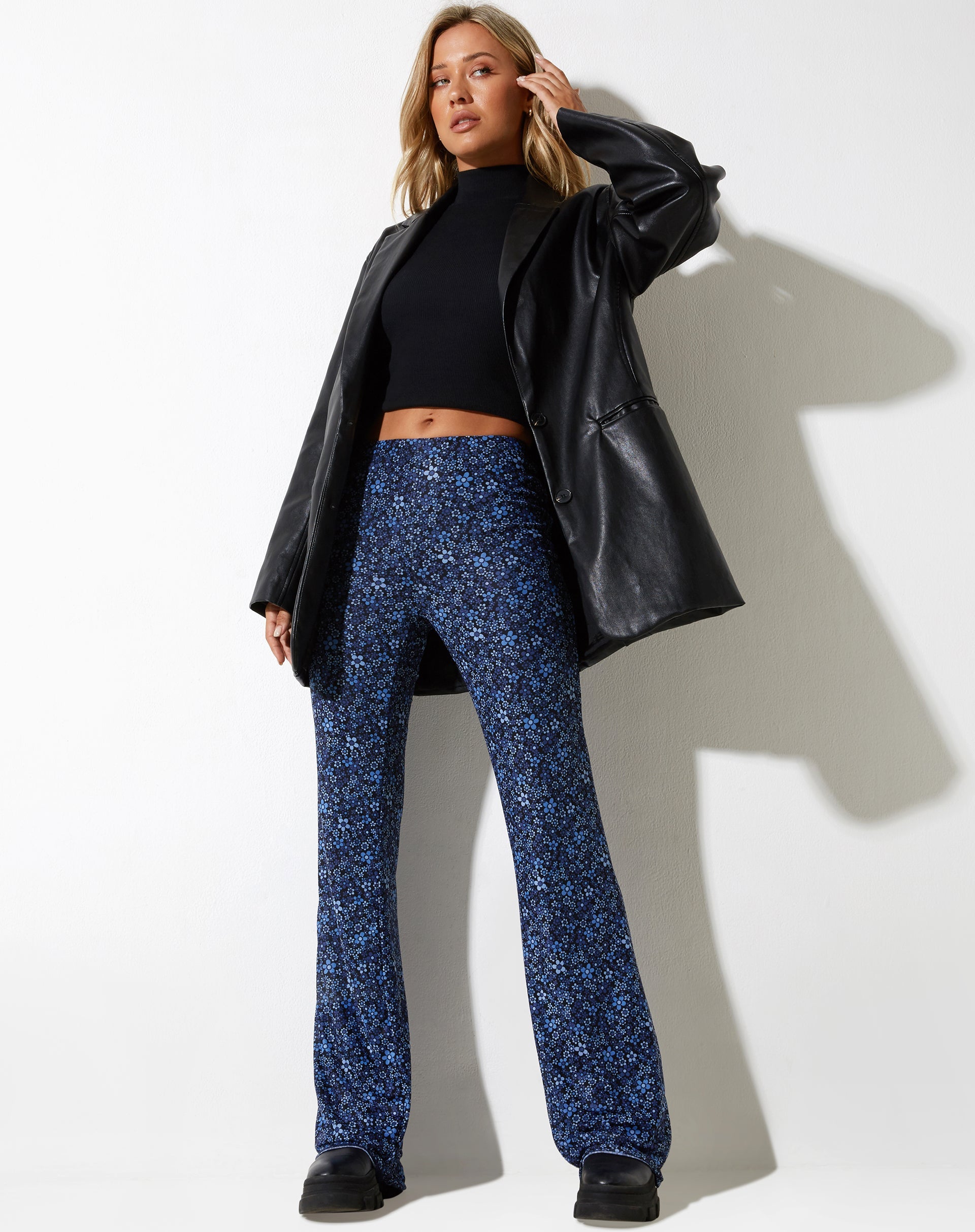 Abbildung der Herly Flare Trouser in Flower Garden Blue
