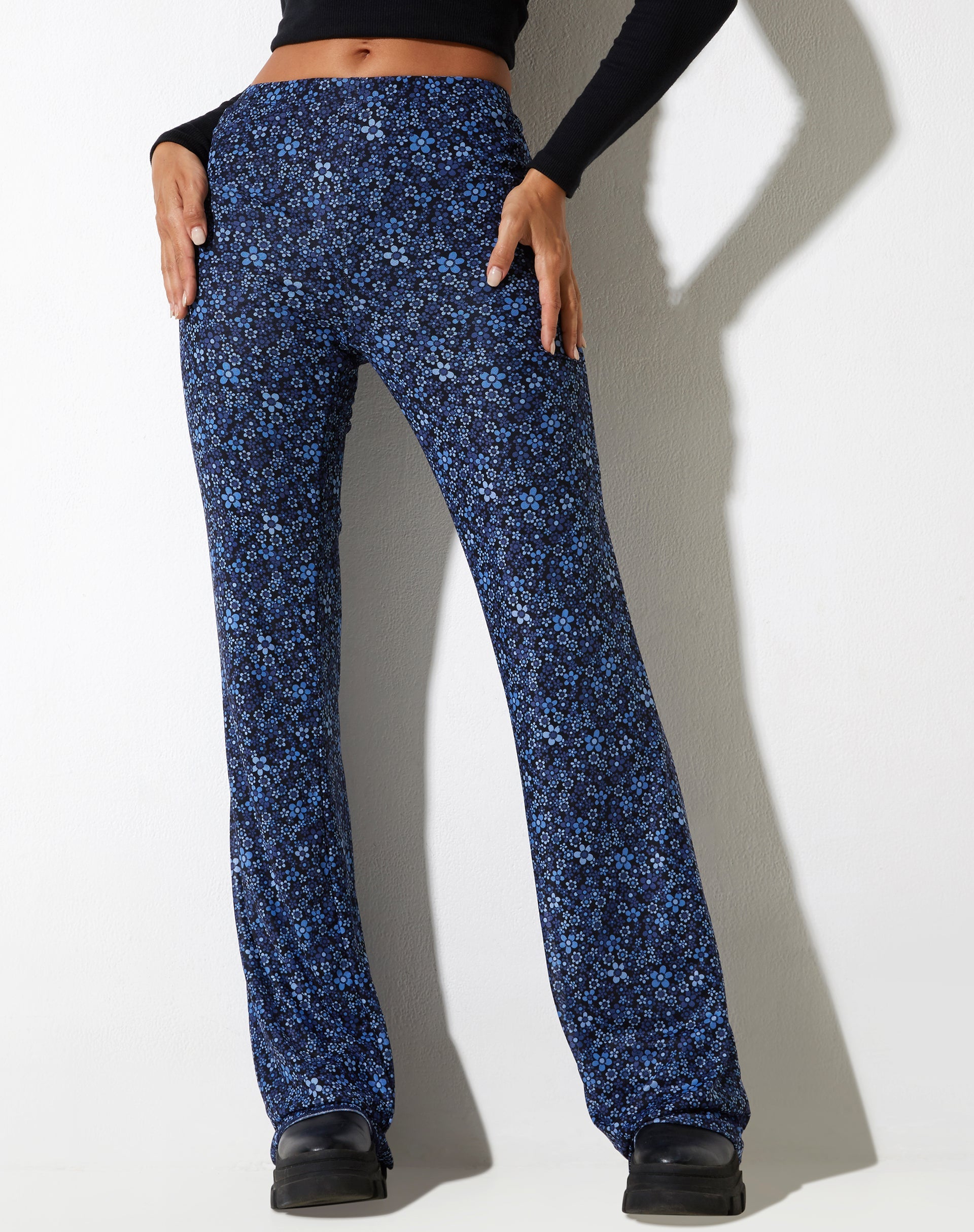 Abbildung der Herly Flare Trouser in Flower Garden Blue
