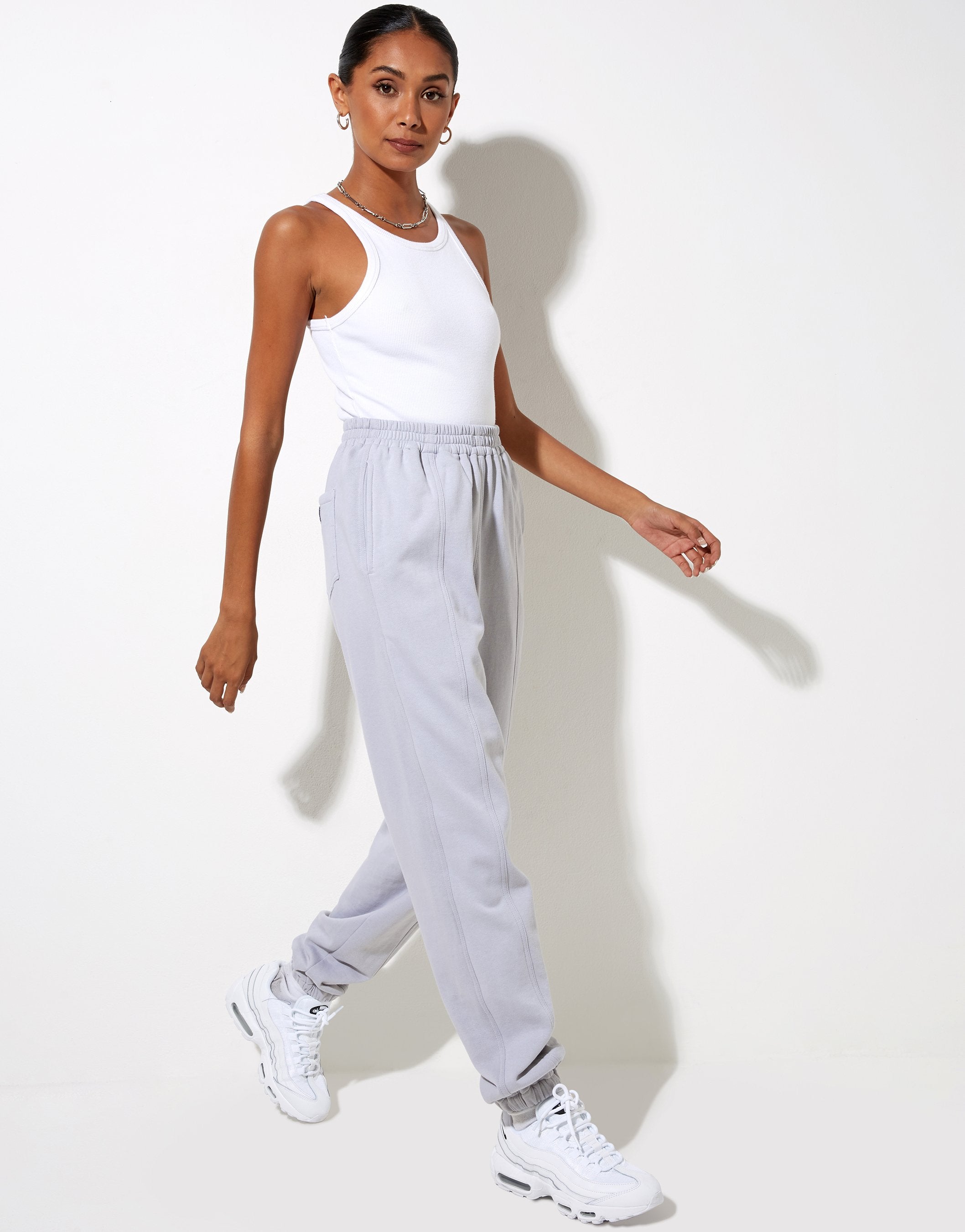 Bild von Bamal Jogger in Lunar Rock mit Motel Work Clothing Label Stickerei