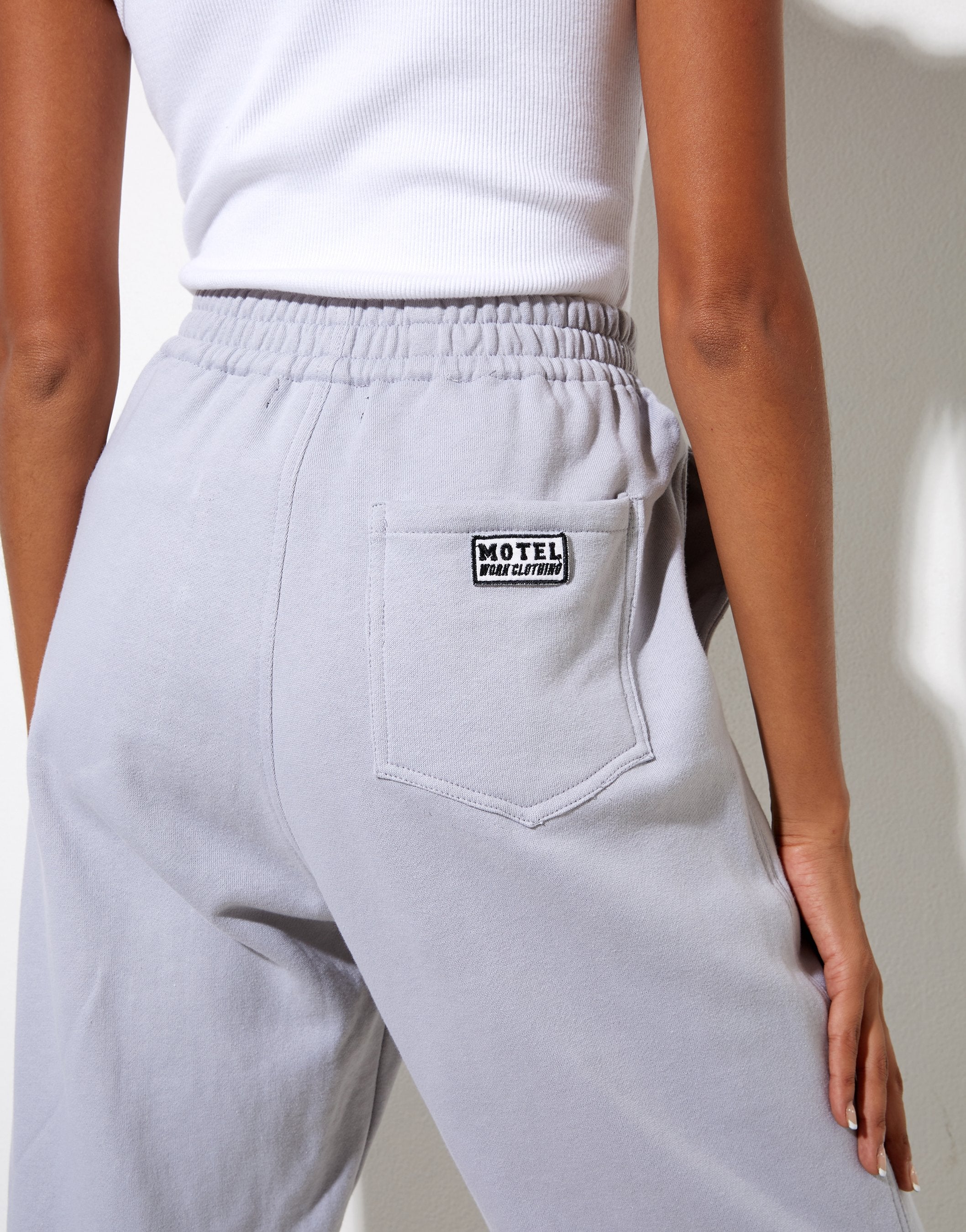 Bild von Bamal Jogger in Lunar Rock mit Motel Work Clothing Label Stickerei