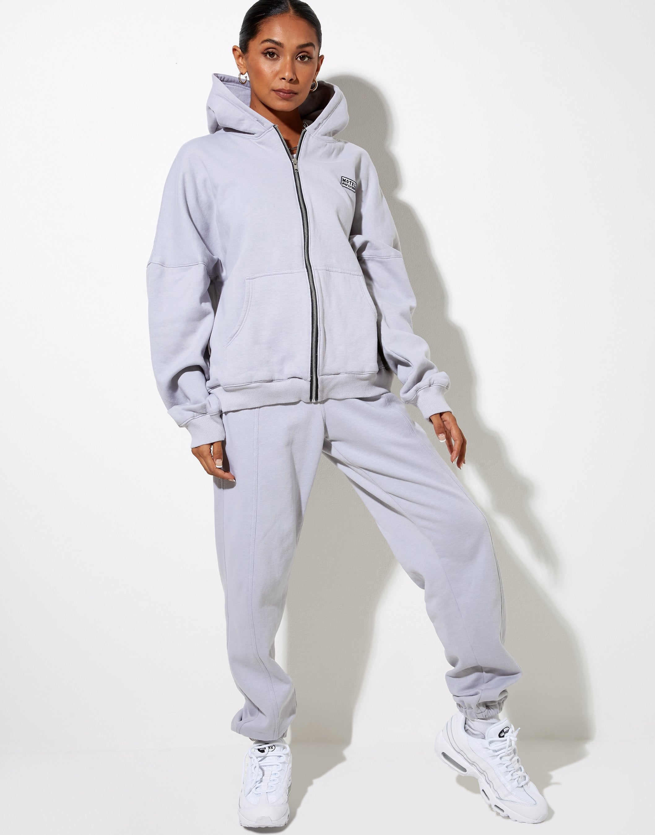 Bild von Hollack Hoodie in Lunar Rock mit Motel Work Clothing Label Stickerei