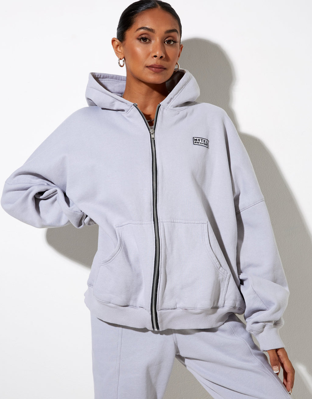 Hollack Hoodie in Lunar Rock mit Motel Work Clothing Label Stickerei